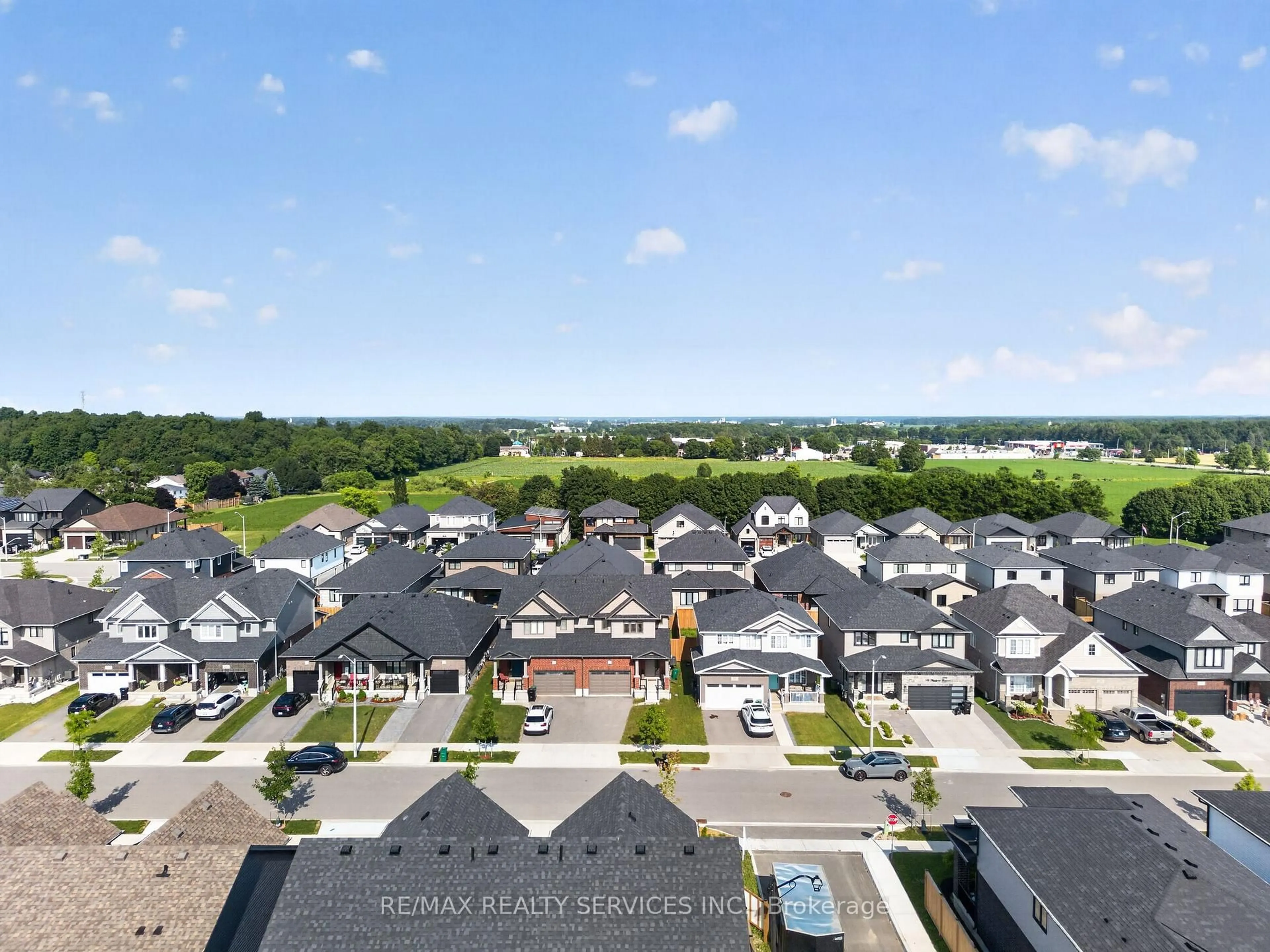 A pic from outside/outdoor area/front of a property/back of a property/a pic from drone, unknown for 138 Woodberry Cres, Woolwich Ontario N3B 0E5