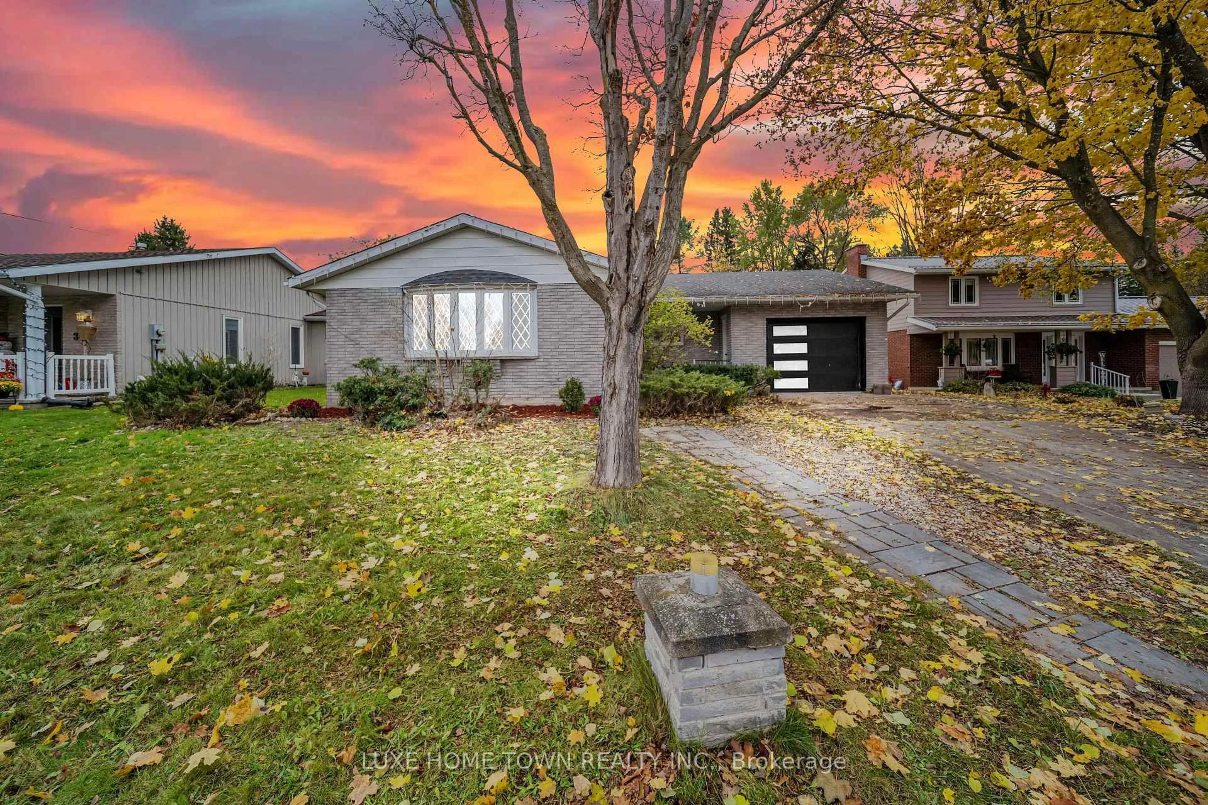 A pic from outside/outdoor area/front of a property/back of a property/a pic from drone, street for 5 Centennial Dr, Brockton Ontario N0G 2V0