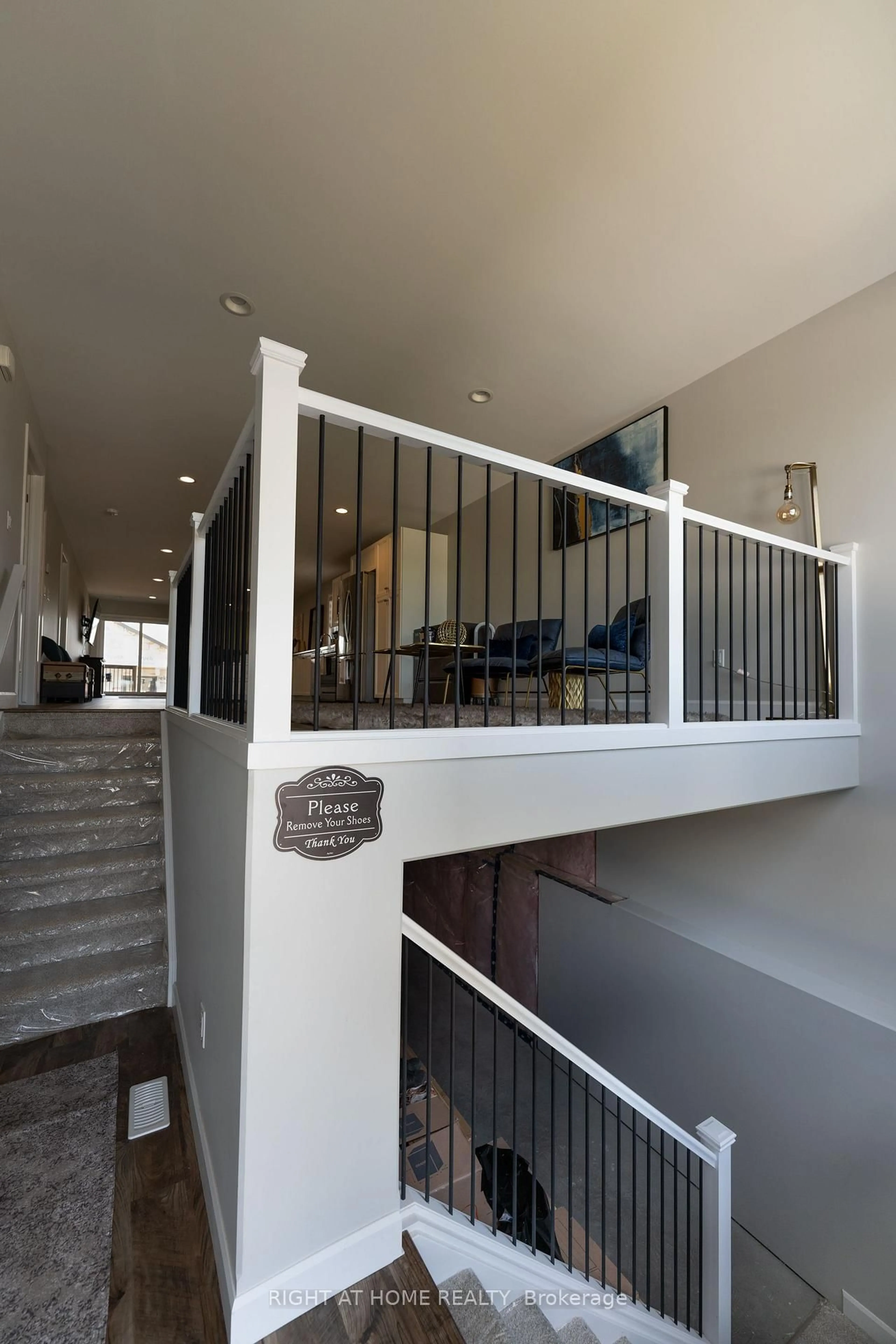 Indoor foyer for 115 Howard Rd, Chatham-Kent Ontario N7M 0A4