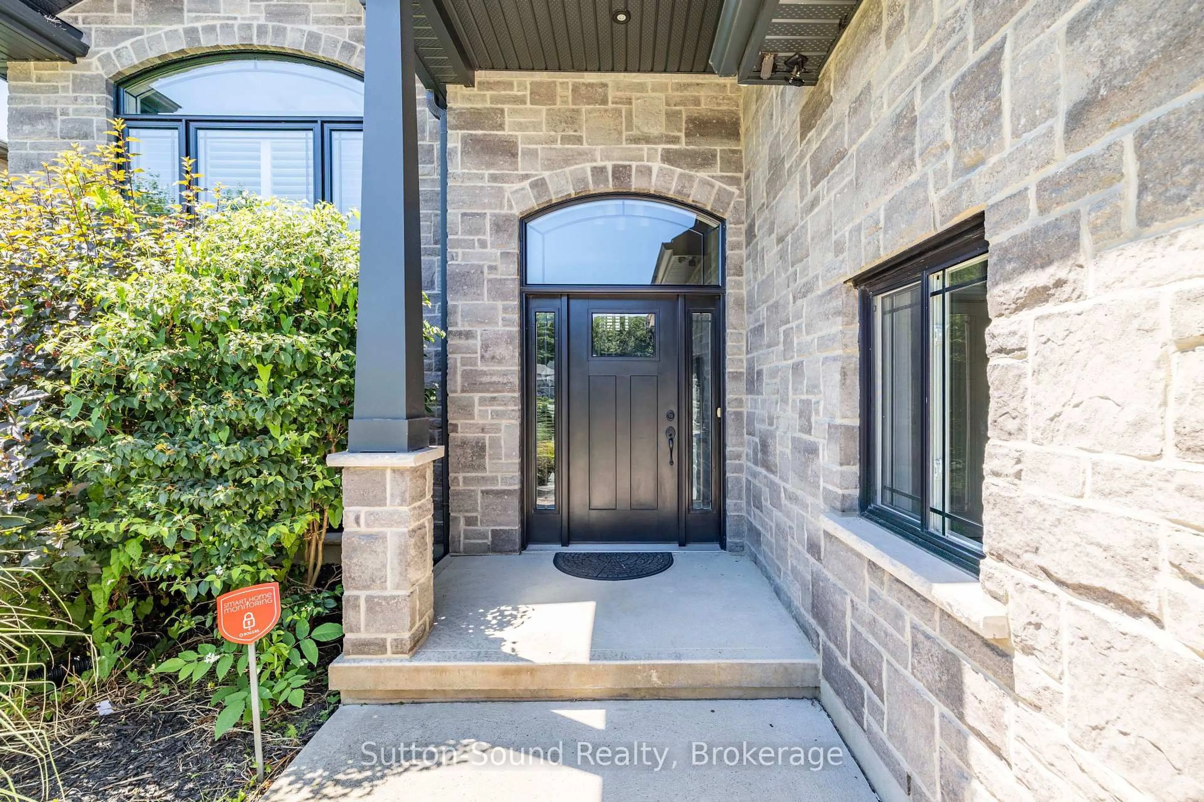 Indoor entryway for 336 5th Avenue A, Owen Sound Ontario N4K 6S7