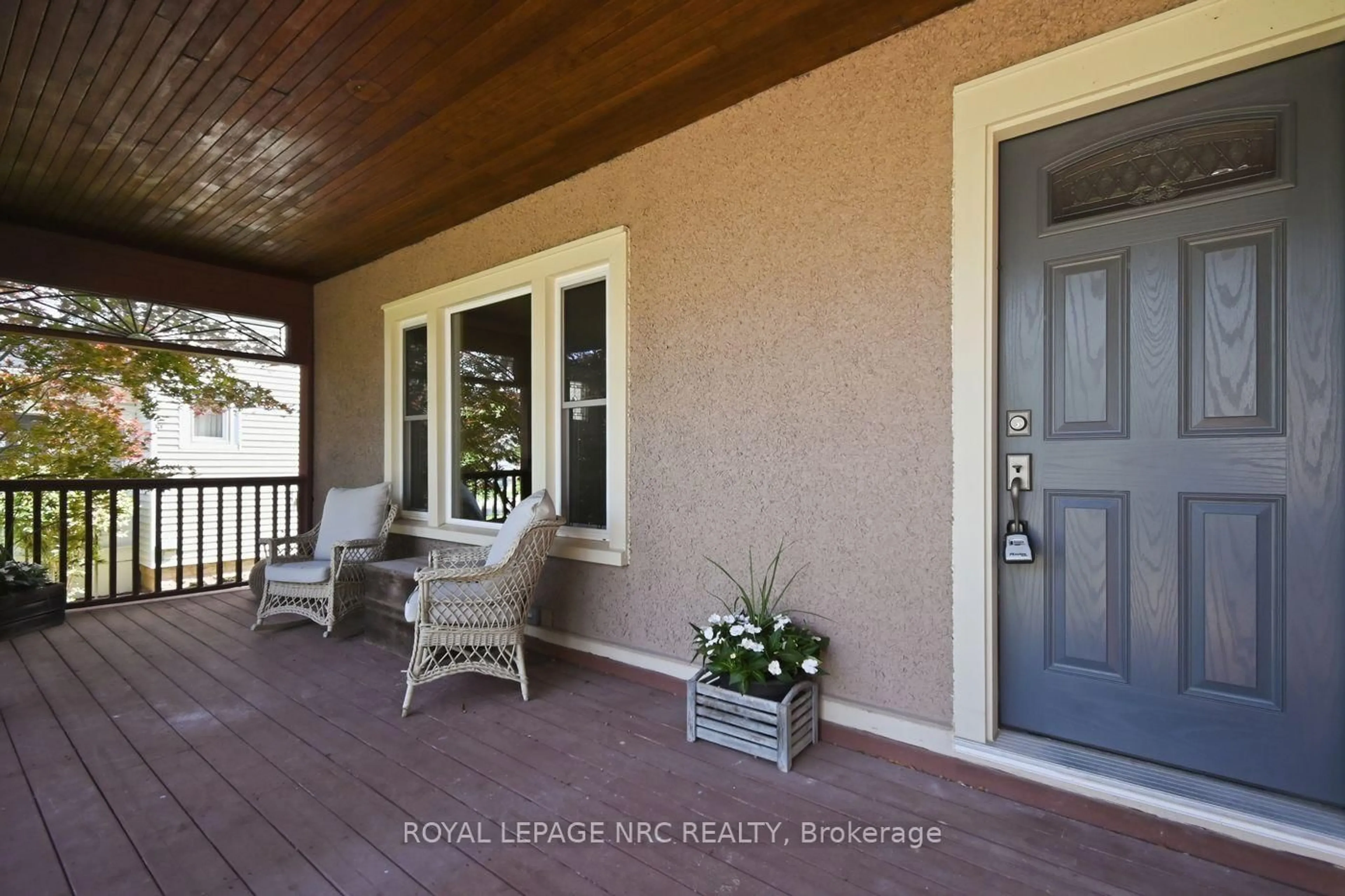 Indoor entryway for 18 Chapel St, Thorold Ontario L2V 2E2