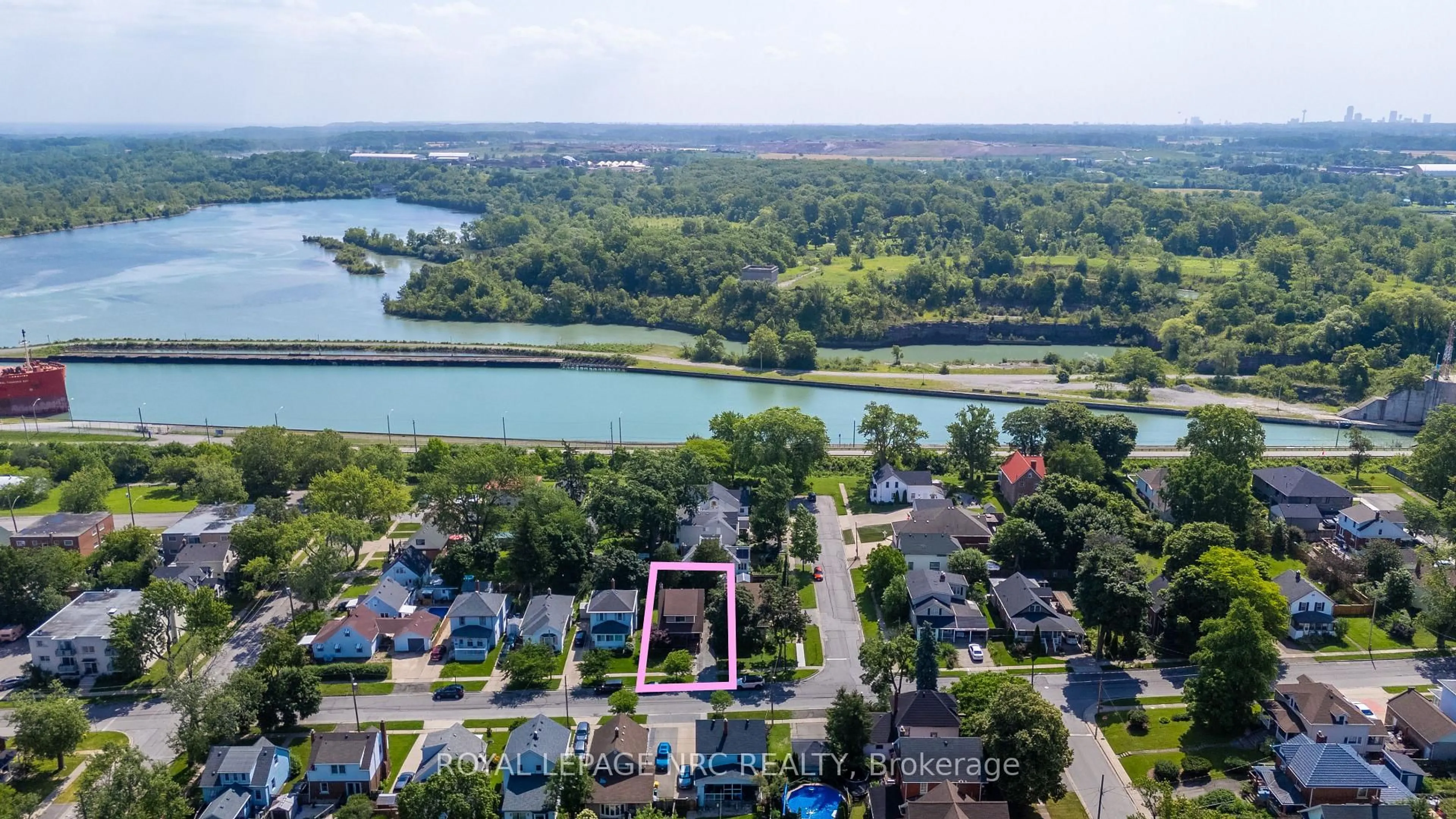 A pic from outside/outdoor area/front of a property/back of a property/a pic from drone, water/lake/river/ocean view for 18 Chapel St, Thorold Ontario L2V 2E2