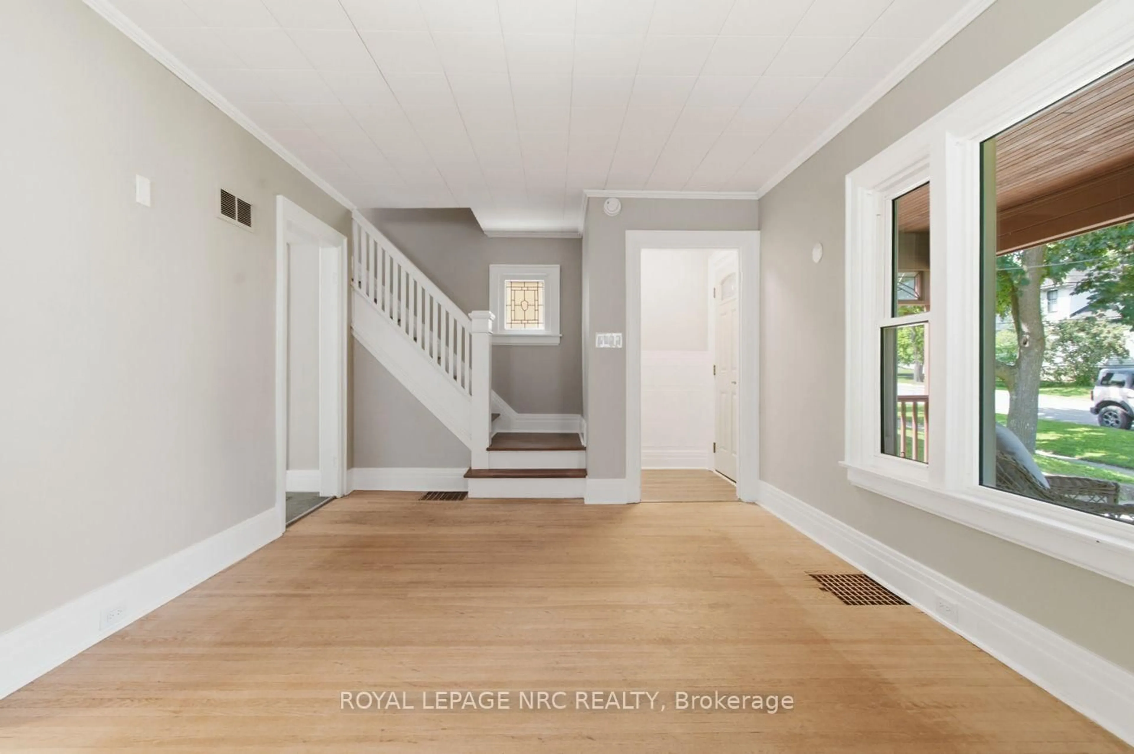 Indoor entryway for 18 Chapel St, Thorold Ontario L2V 2E2