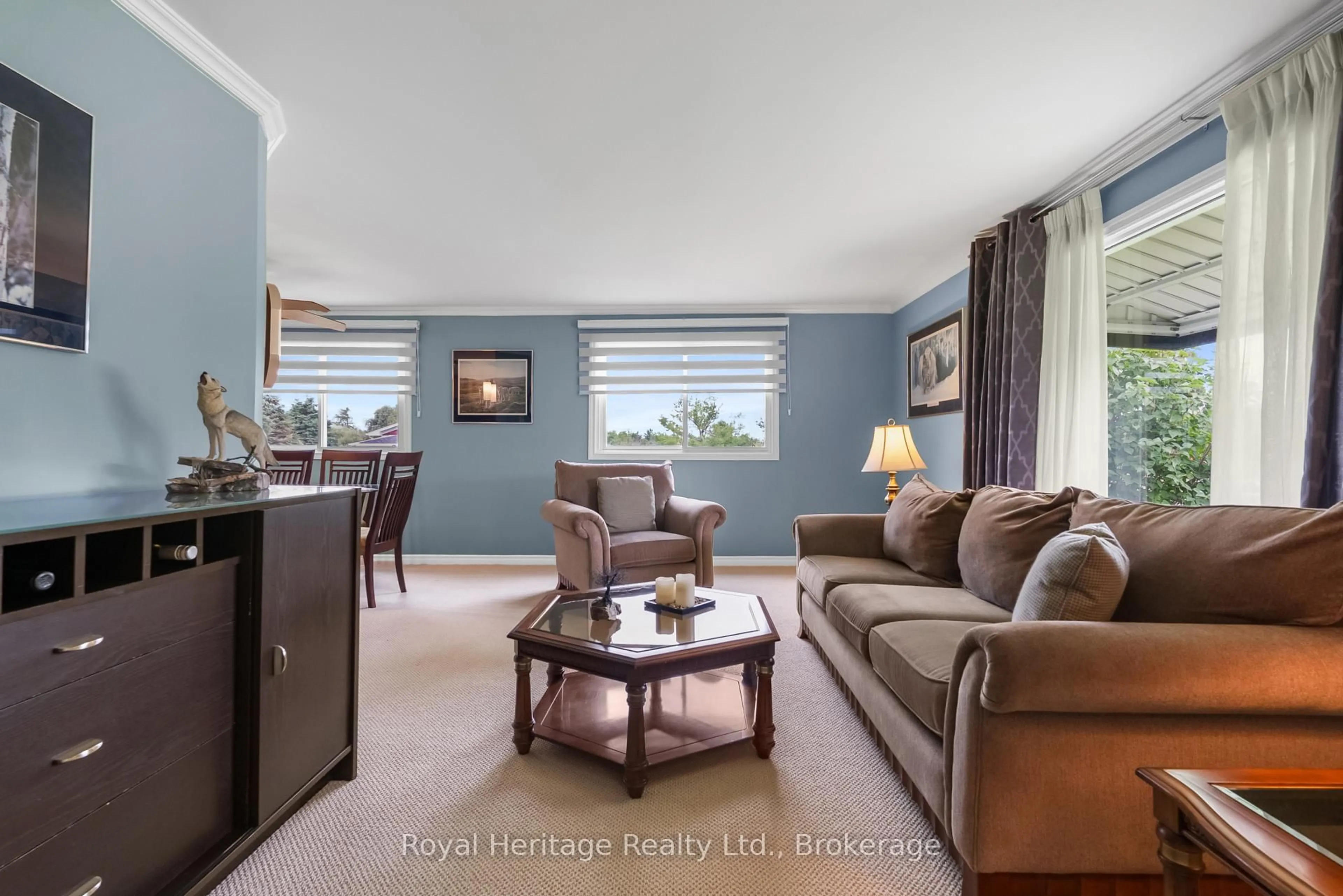 Living room with furniture, unknown for 3 Macal Dr, Kawartha Lakes Ontario K9V 0H5