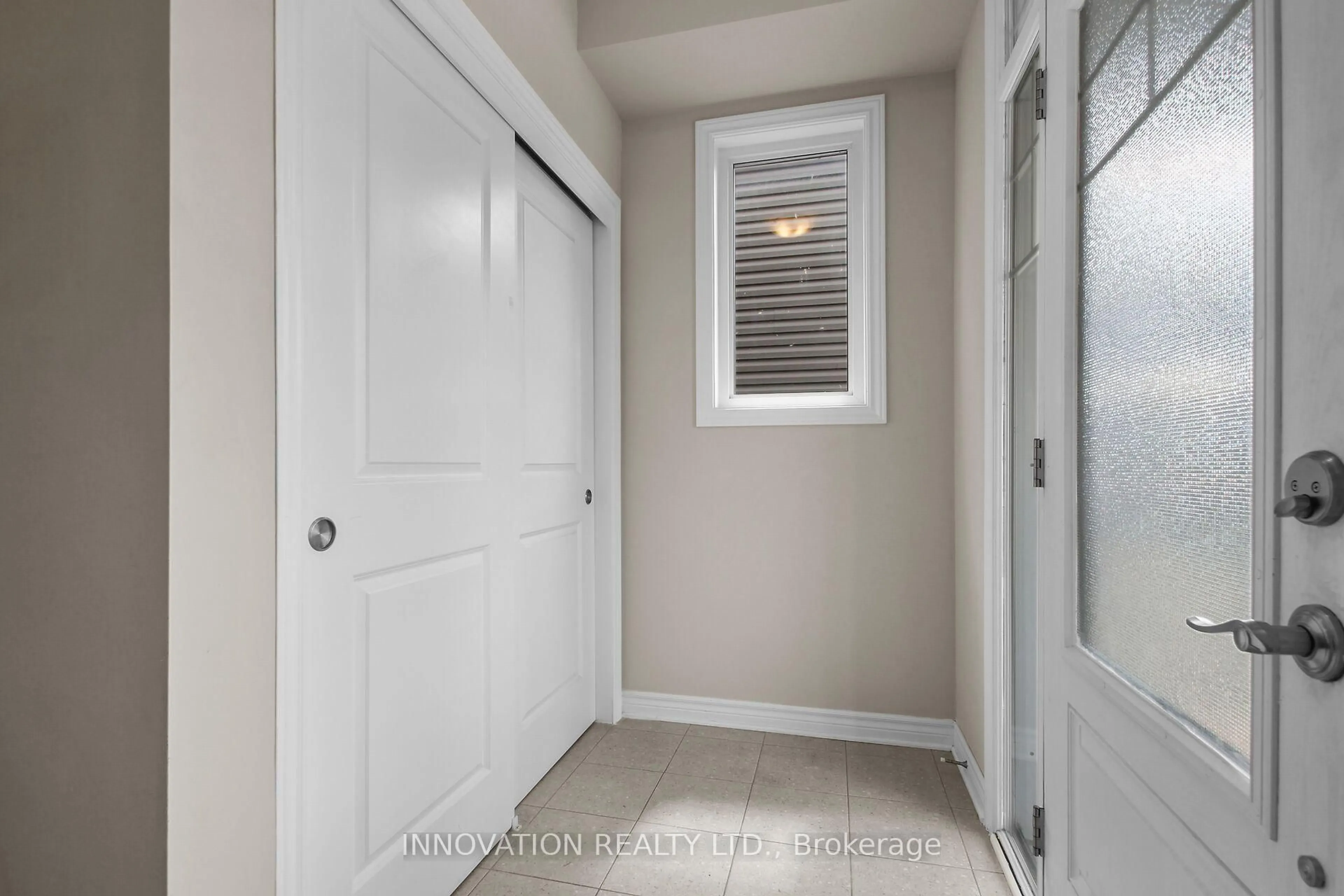 Indoor entryway for 210 Bandelier Way, Ottawa Ontario K2S 2J4