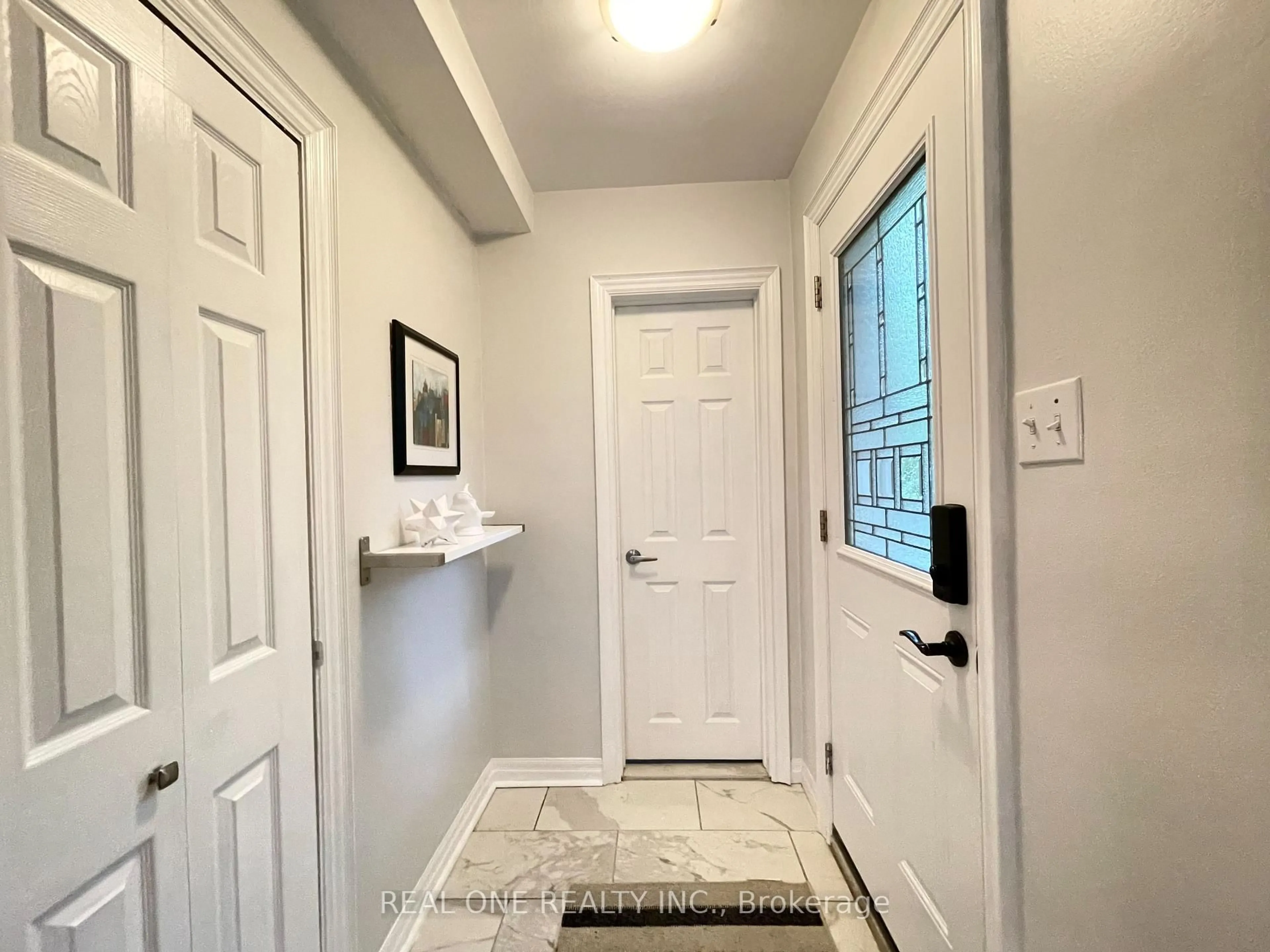 Indoor entryway for 290 WESTCOURT Pl, Waterloo Ontario N2L 2R7