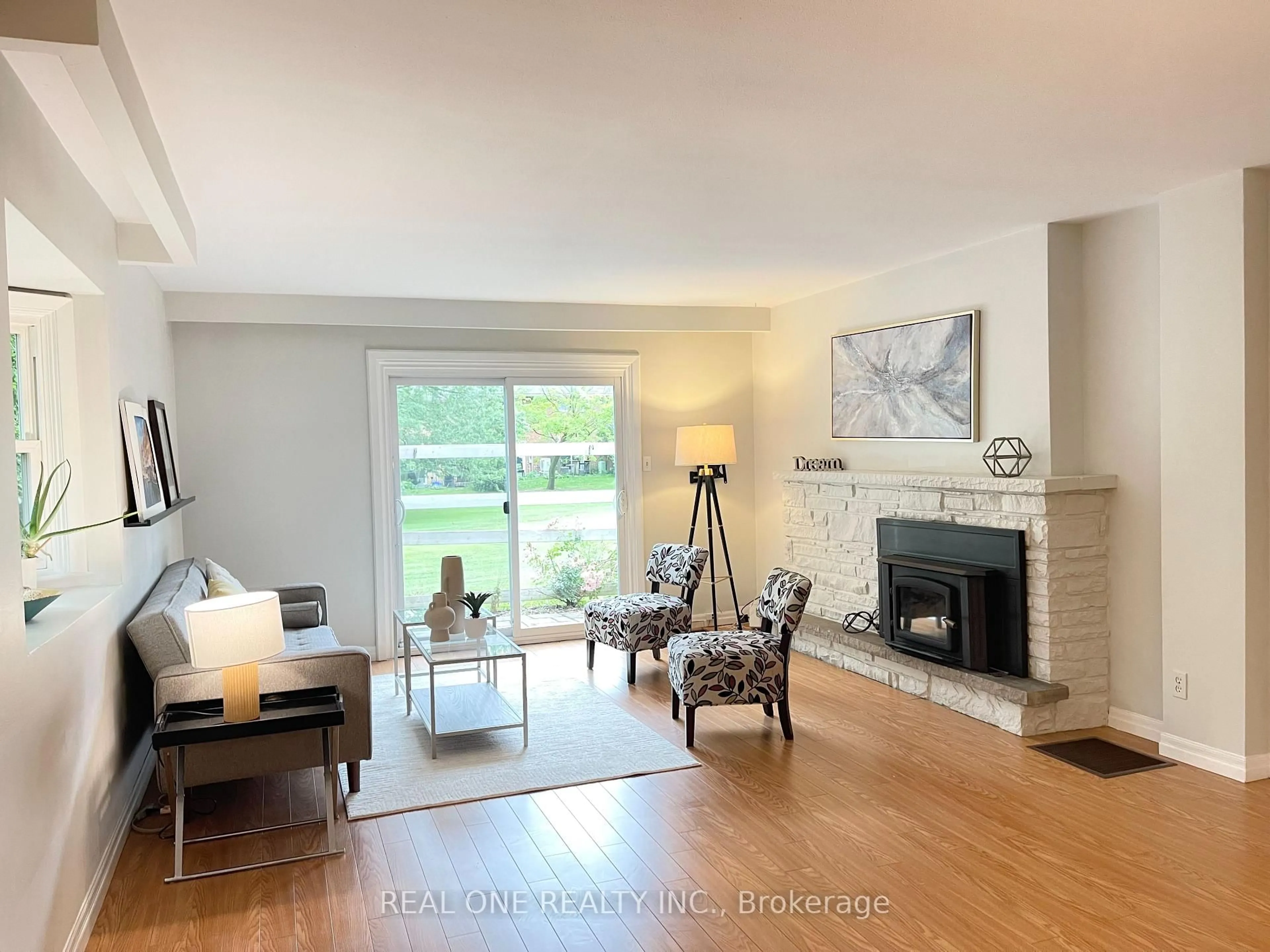Living room with furniture, unknown for 290 WESTCOURT Pl, Waterloo Ontario N2L 2R7