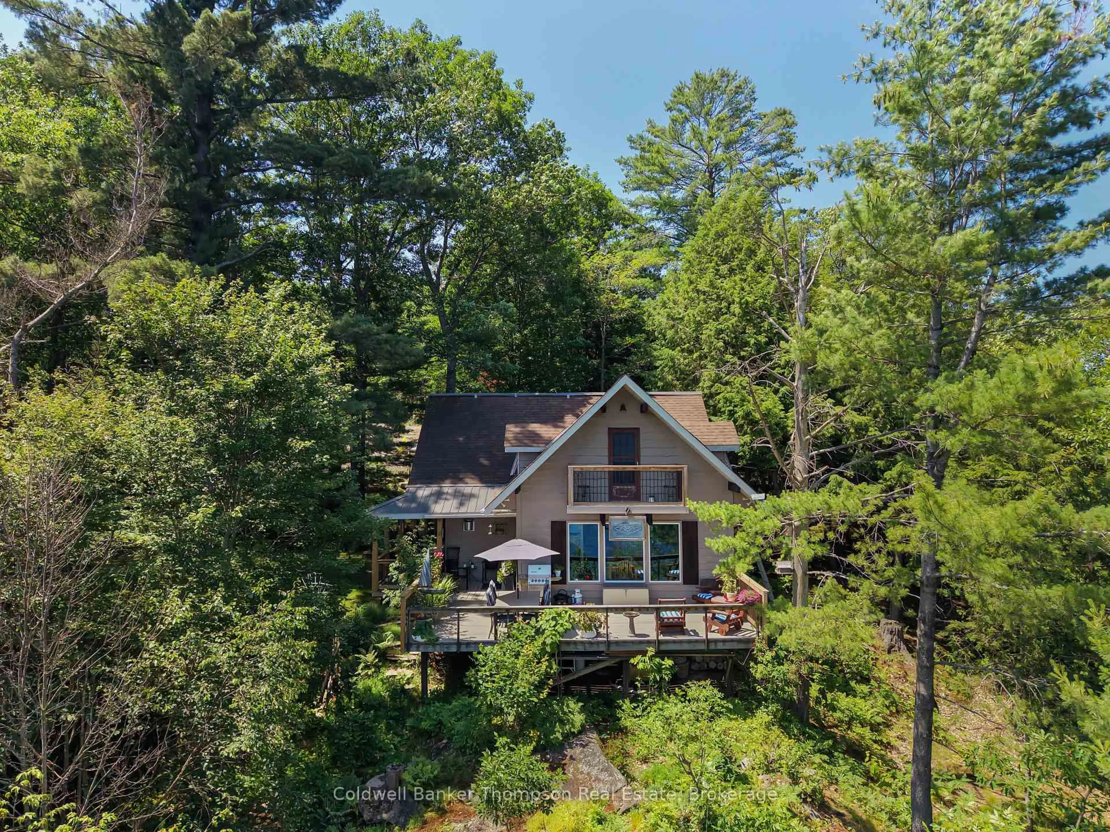 A pic from outside/outdoor area/front of a property/back of a property/a pic from drone, water/lake/river/ocean view for 300 South Dr, Huntsville Ontario P1H 2J2