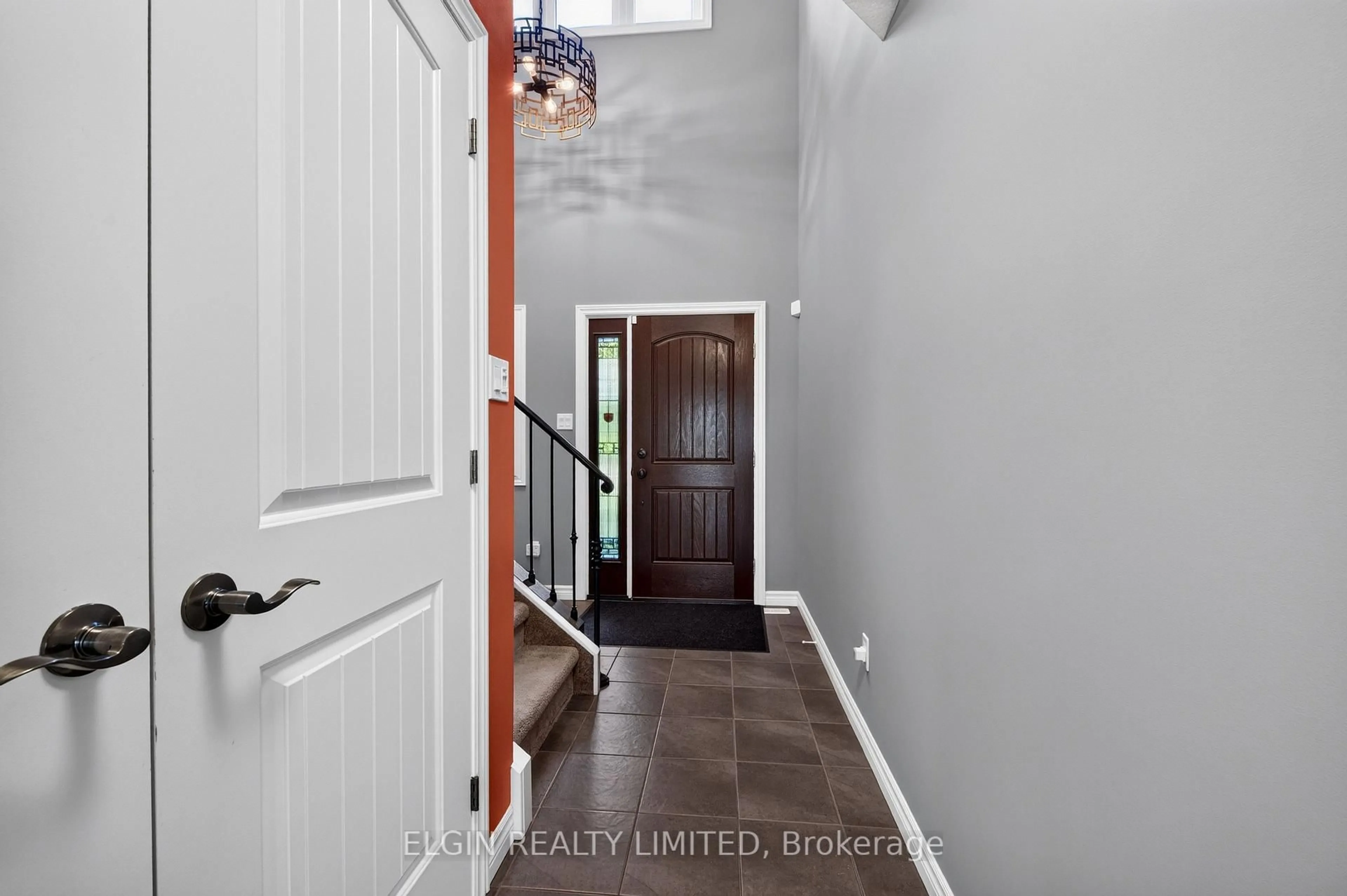 Indoor entryway for 182 Emery St, Central Elgin Ontario N5L 0A6