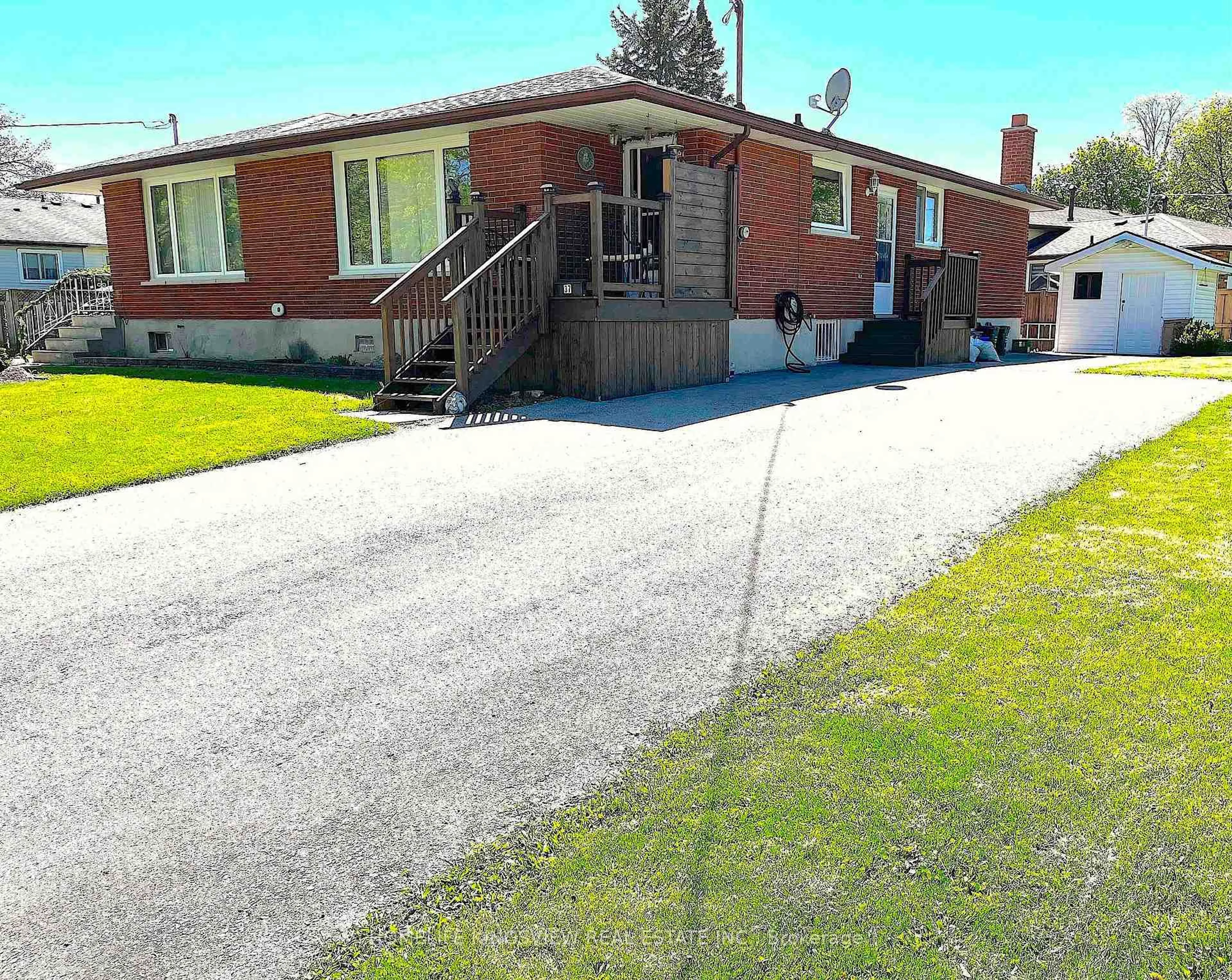 A pic from outside/outdoor area/front of a property/back of a property/a pic from drone, street for 37 Allan Dr, St. Catharines Ontario L2N 6H3