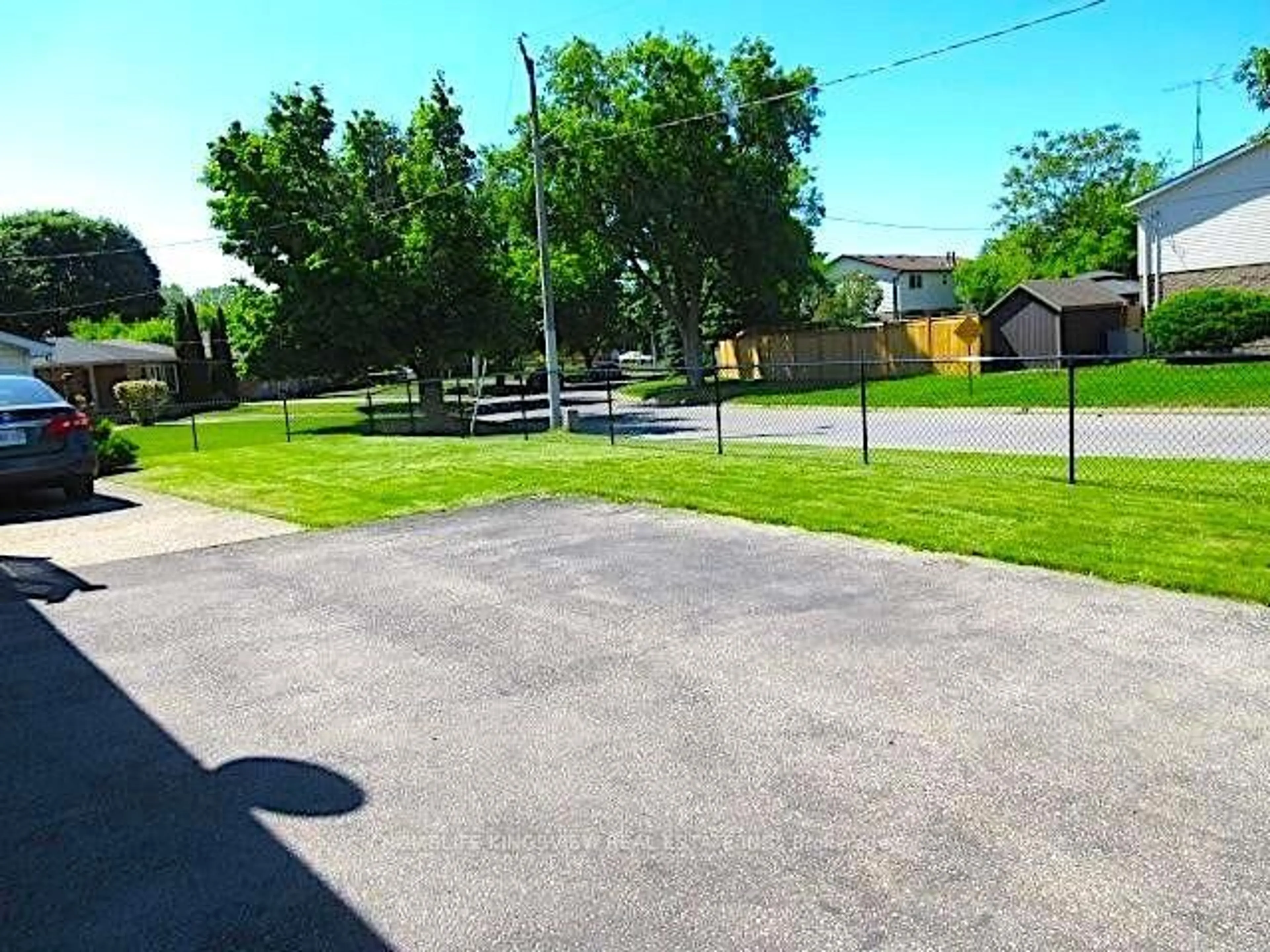 A pic from outside/outdoor area/front of a property/back of a property/a pic from drone, street for 37 Allan Dr, St. Catharines Ontario L2N 6H3
