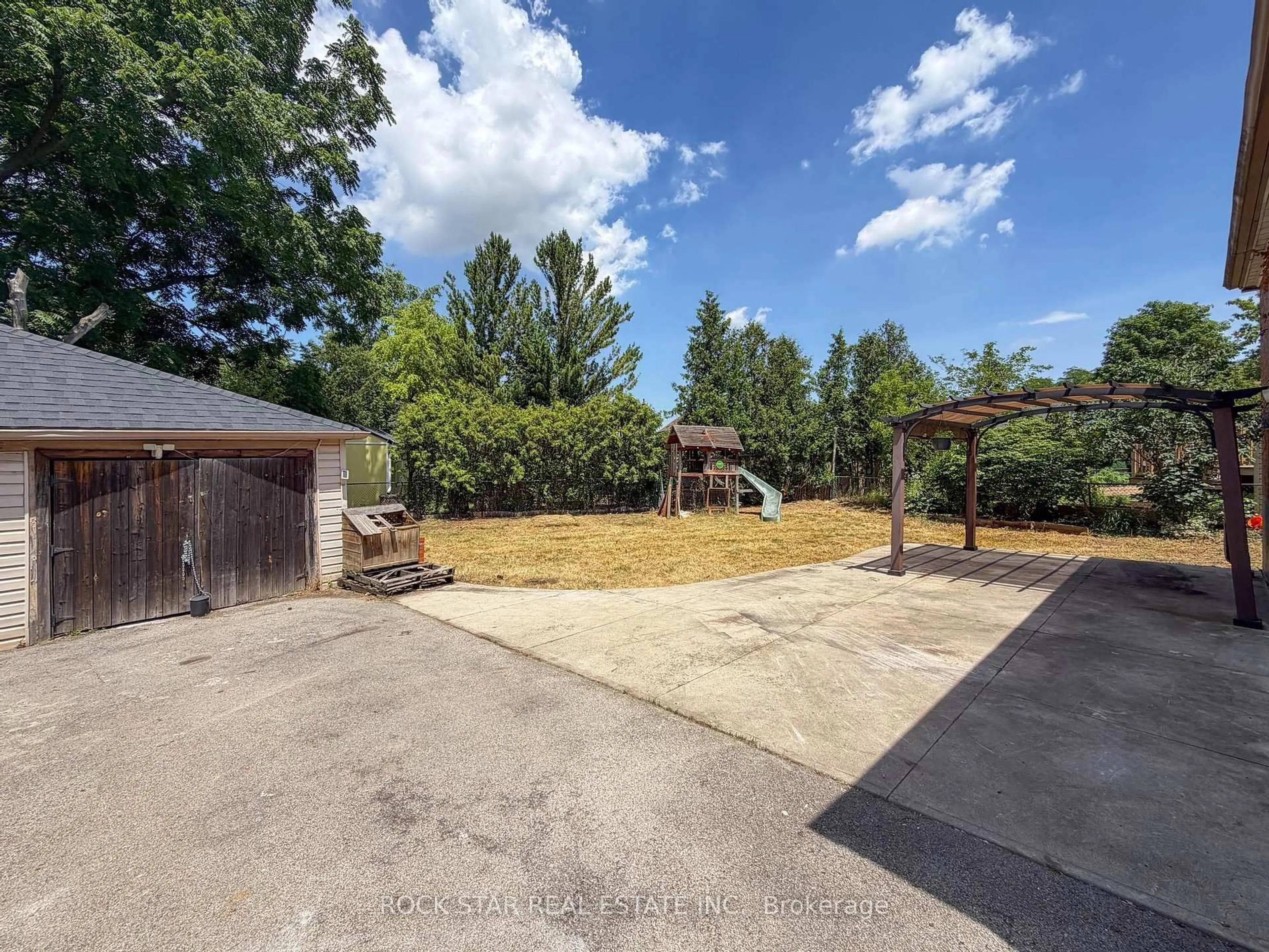 A pic from outside/outdoor area/front of a property/back of a property/a pic from drone, street for 20 Patricia Pl, Hamilton Ontario L8V 1N6