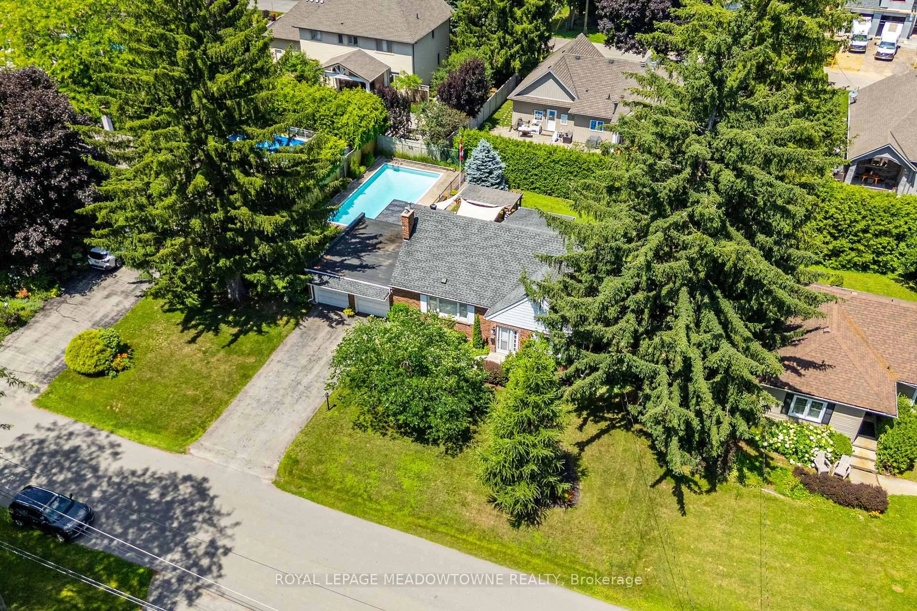A pic from outside/outdoor area/front of a property/back of a property/a pic from drone, unknown for 33 Parker Ave, Hamilton Ontario L9G 1A6