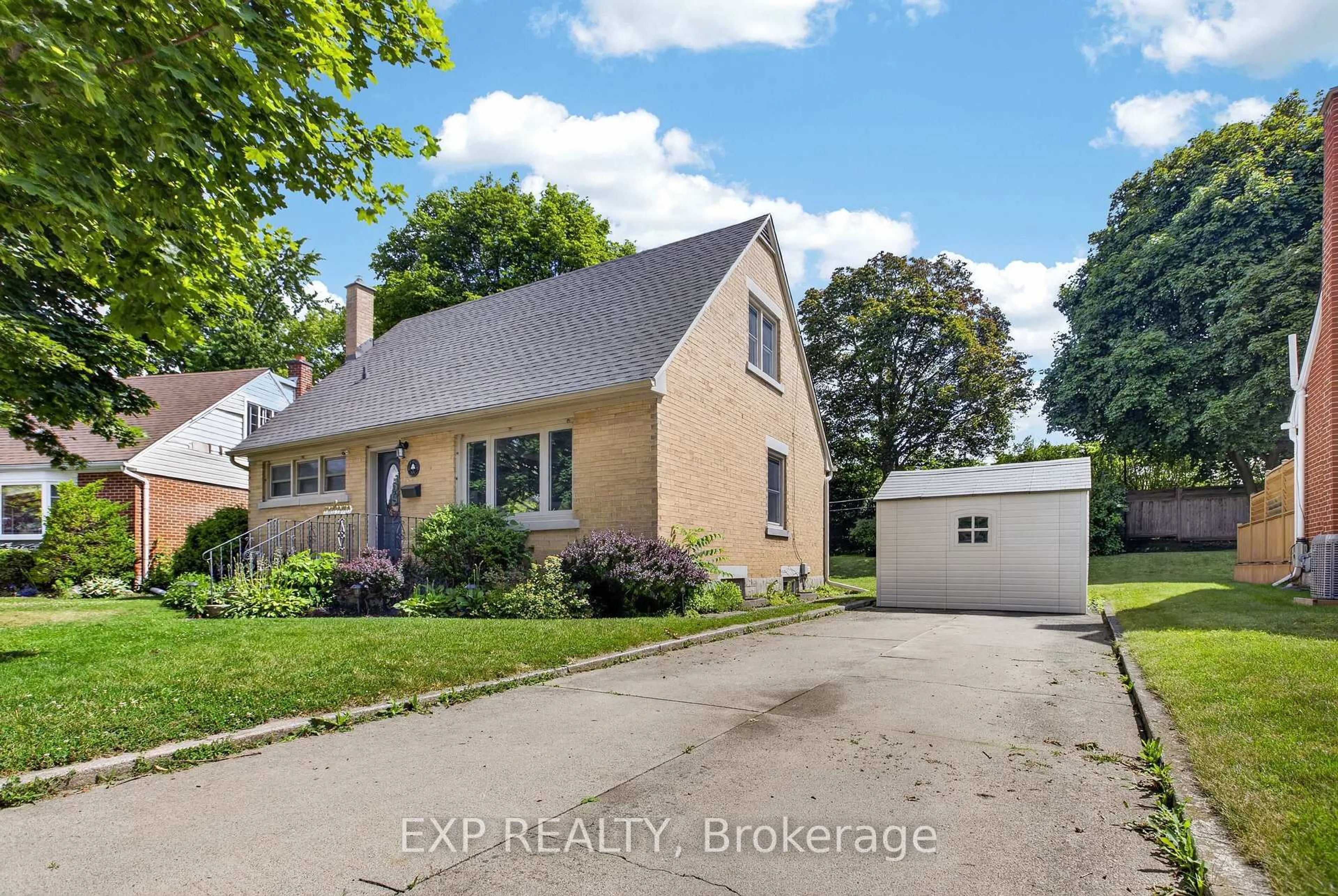 A pic from outside/outdoor area/front of a property/back of a property/a pic from drone, street for 531 Philip Cres, Cambridge Ontario N3H 2R4