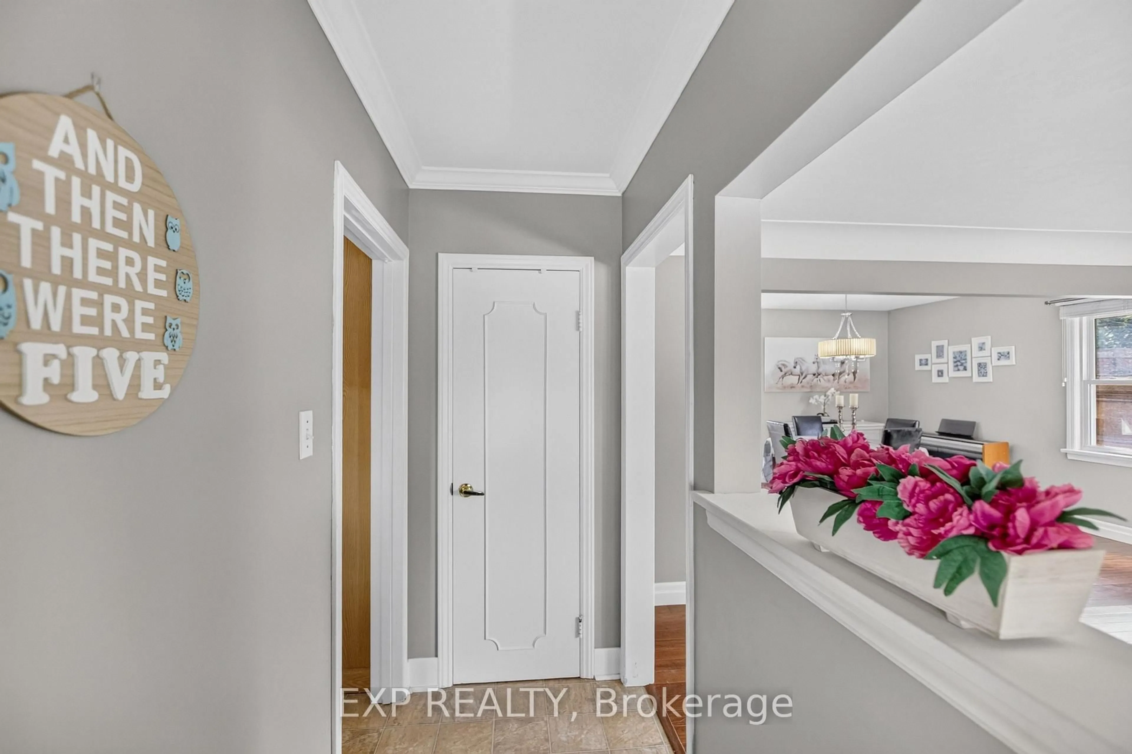 Indoor entryway for 531 Philip Cres, Cambridge Ontario N3H 2R4