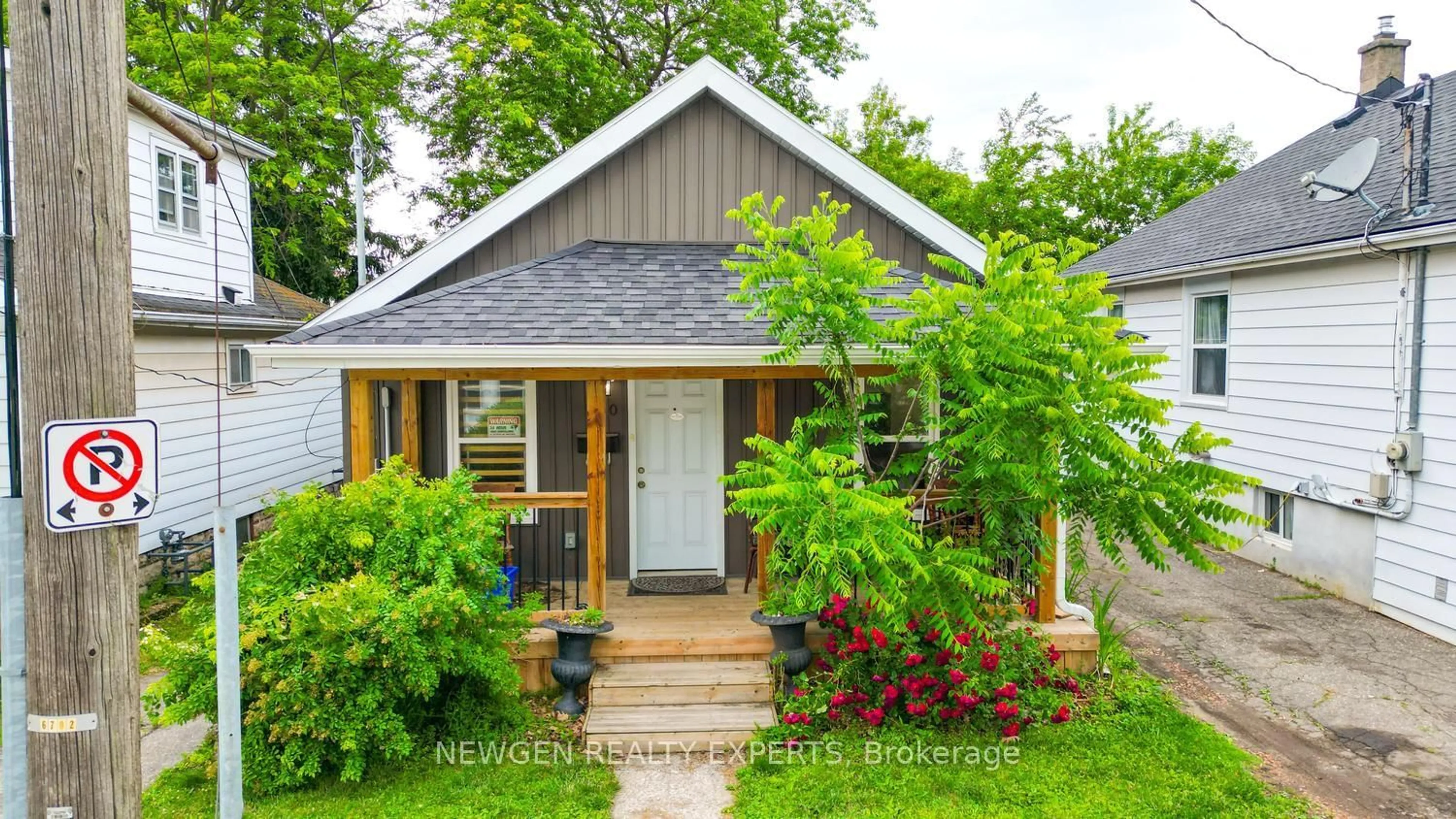 Home with vinyl exterior material, street for 10 Wills St, St. Catharines Ontario L2P 2W4