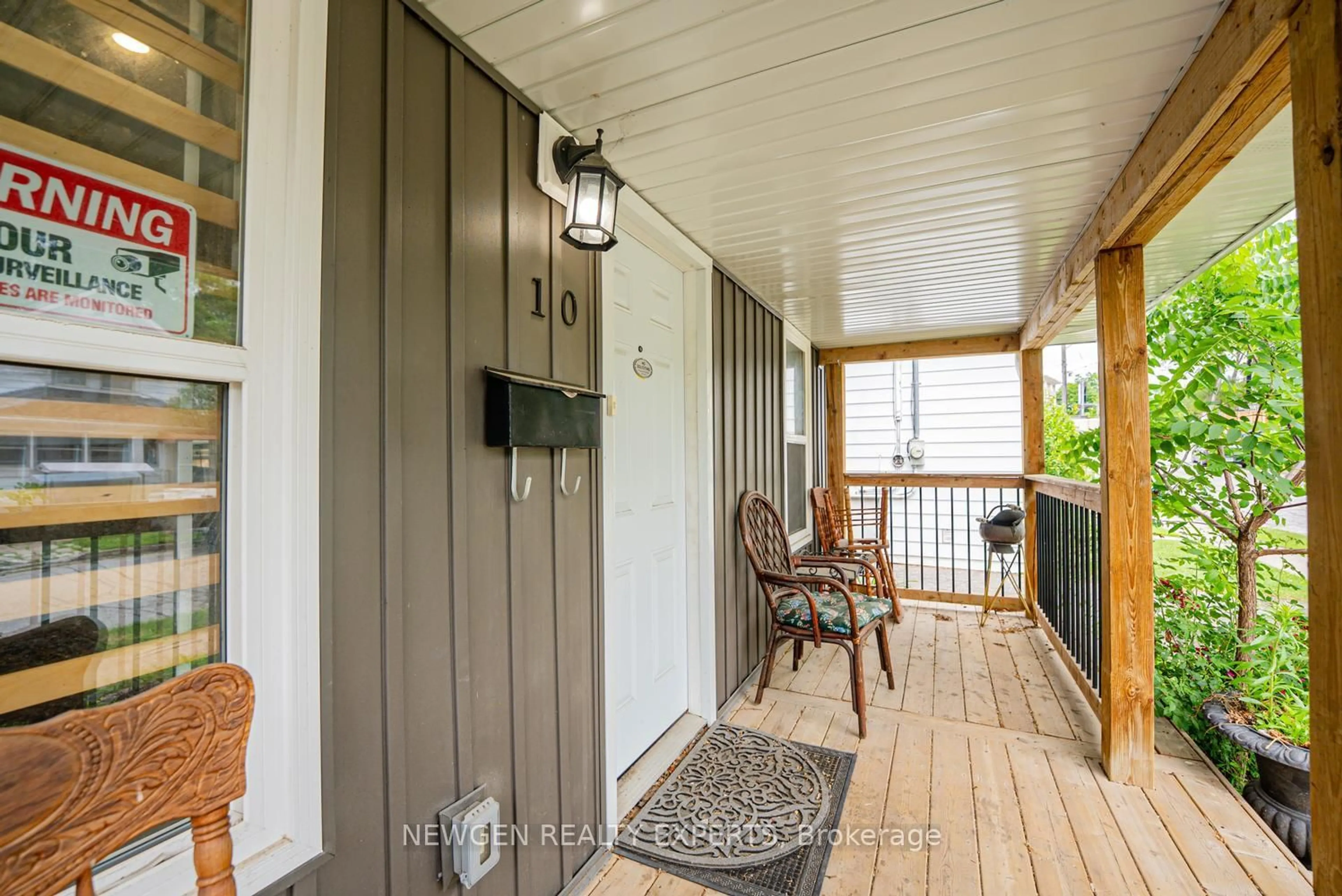 Indoor entryway for 10 Wills St, St. Catharines Ontario L2P 2W4
