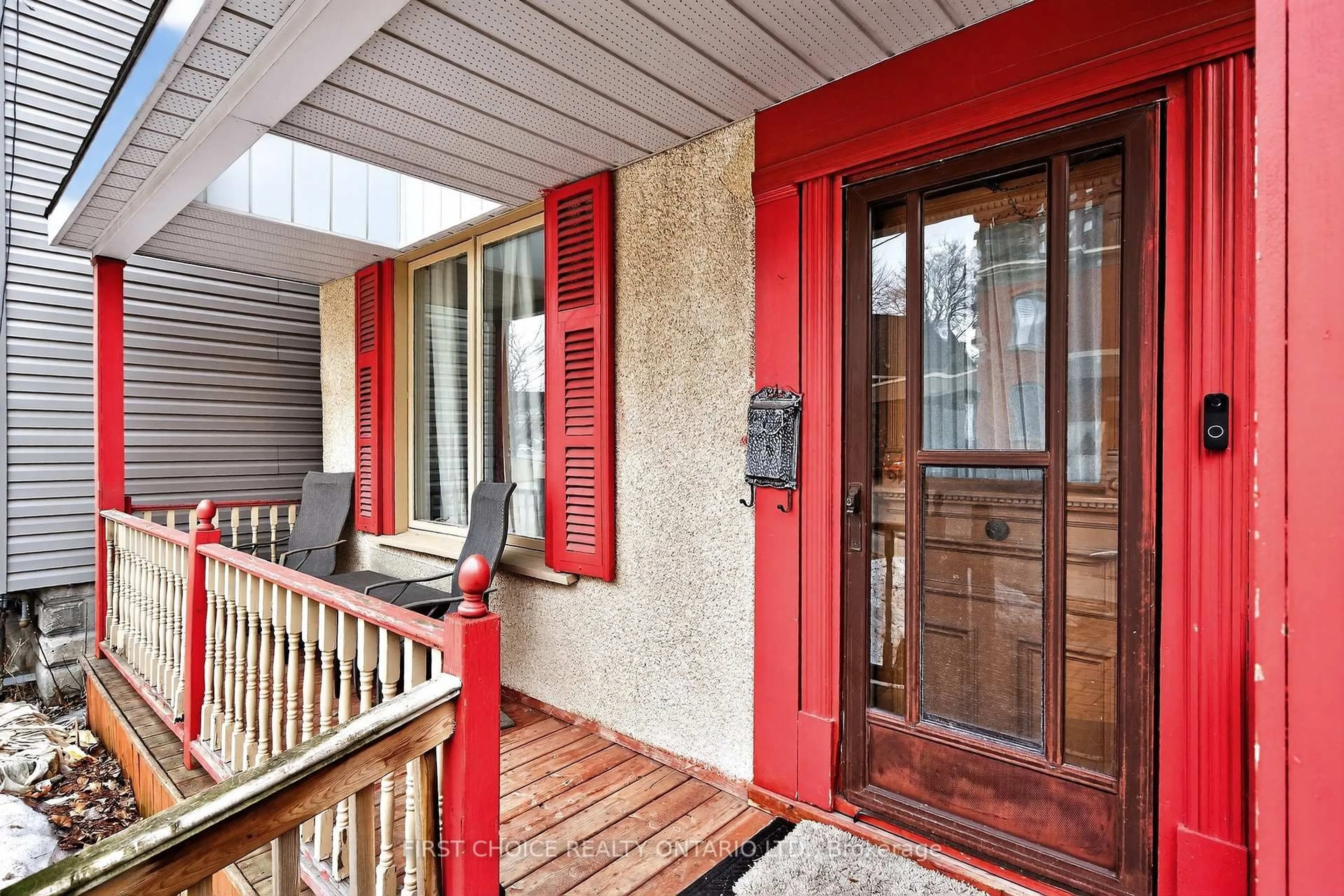 Indoor entryway for 34 Gilmour St, Ottawa Ontario K2P 0N3