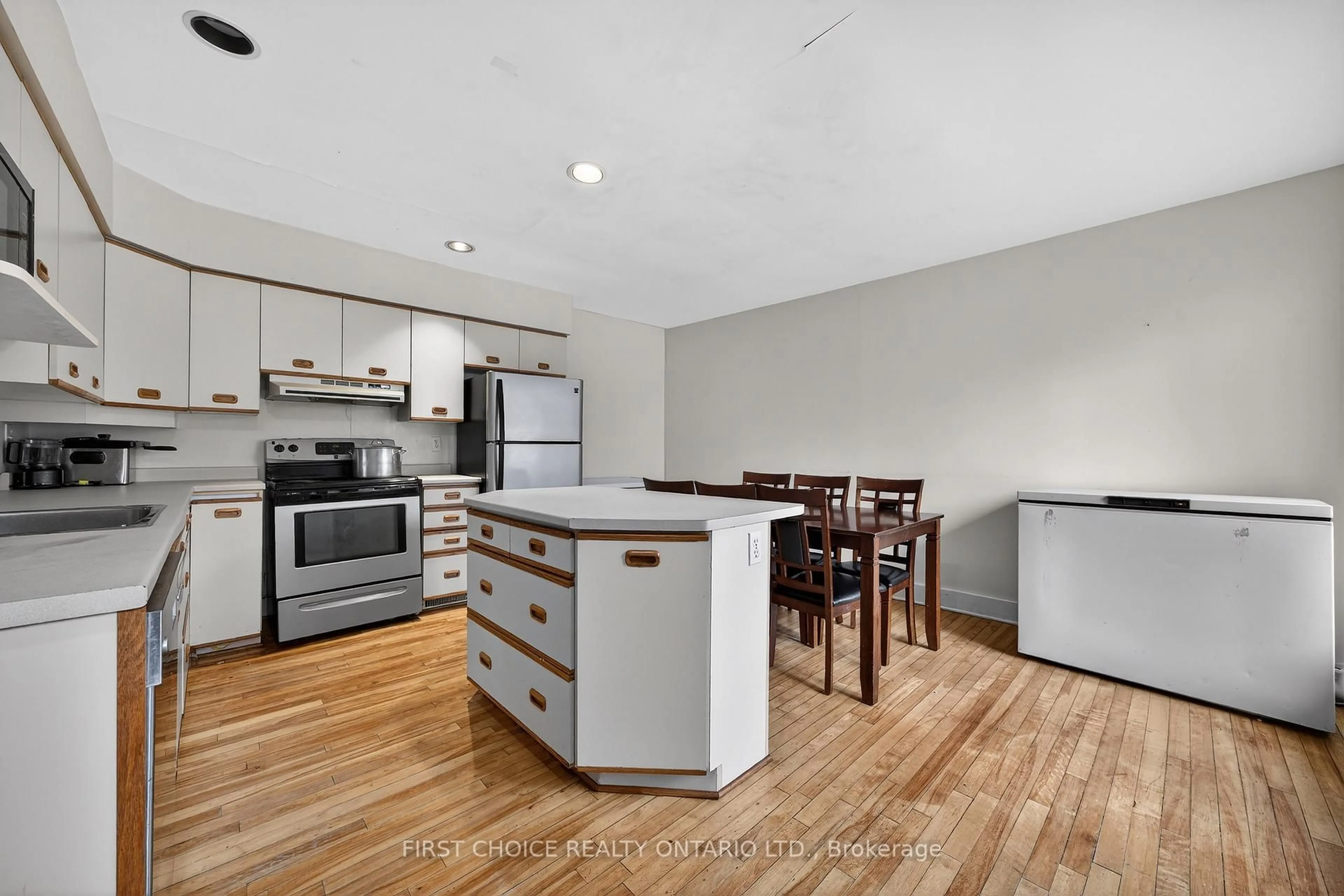 Open concept kitchen, unknown for 34 Gilmour St, Ottawa Ontario K2P 0N3