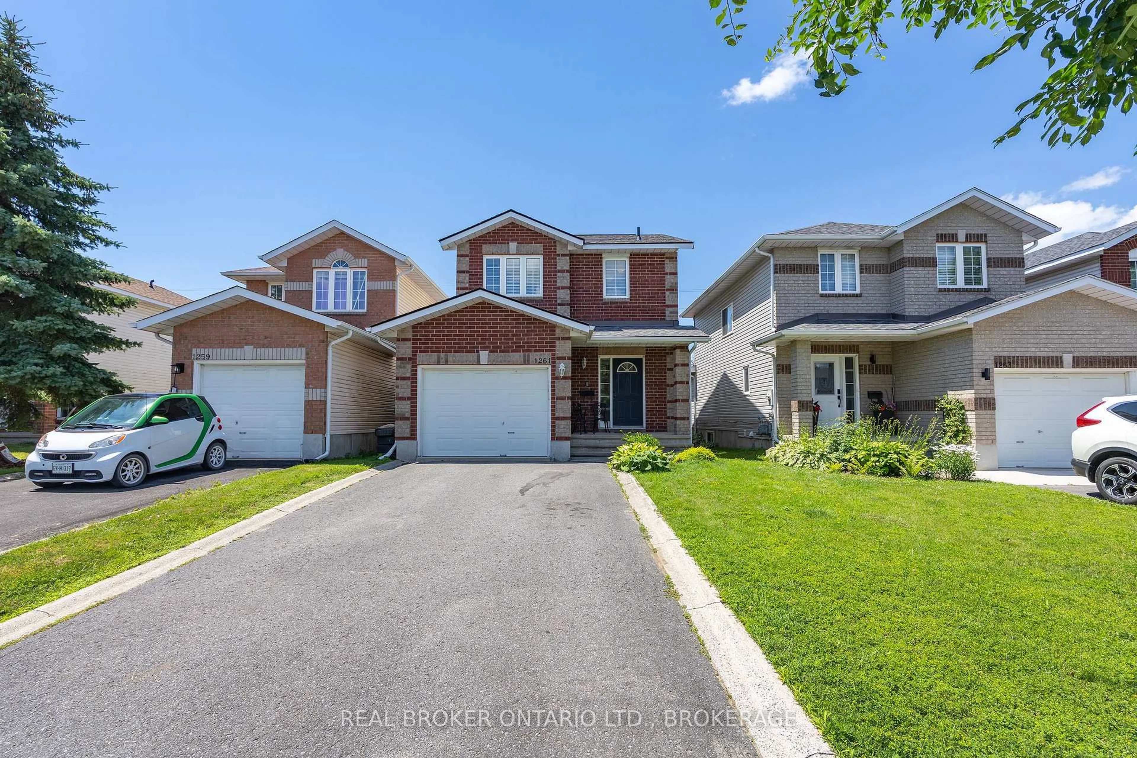 A pic from outside/outdoor area/front of a property/back of a property/a pic from drone, street for 1261 Juniper Dr, Kingston Ontario K7P 3G3