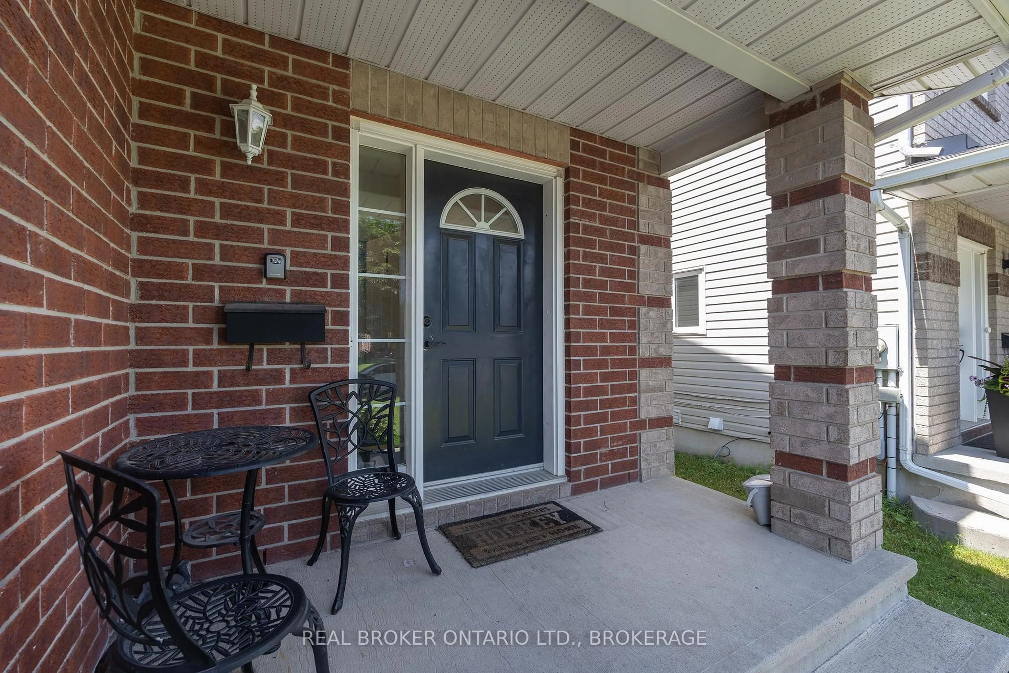 Indoor entryway for 1261 Juniper Dr, Kingston Ontario K7P 3G3