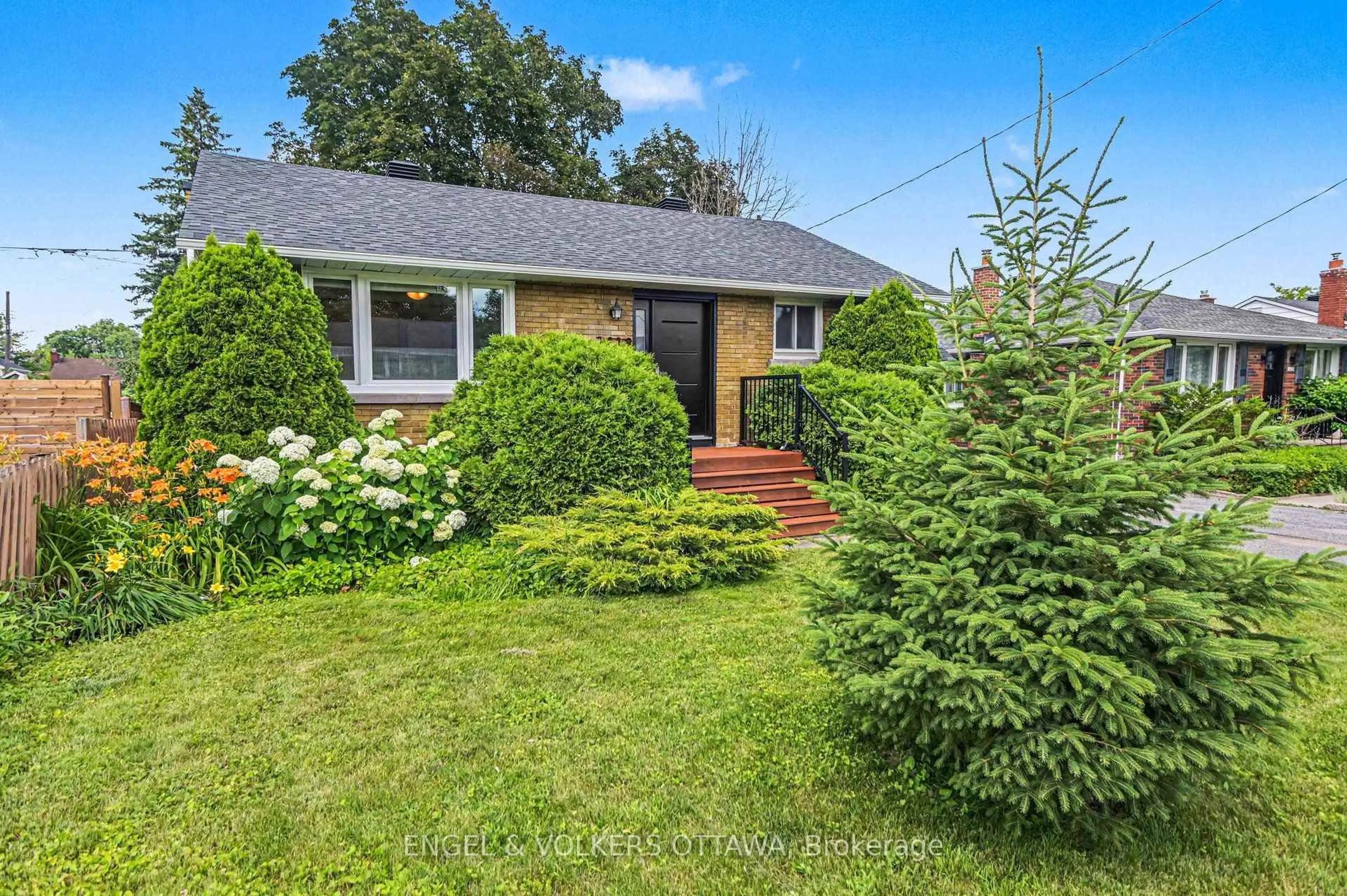 A pic from outside/outdoor area/front of a property/back of a property/a pic from drone, street for 1319 Kingston Ave, Ottawa Ontario K1Z 8K9