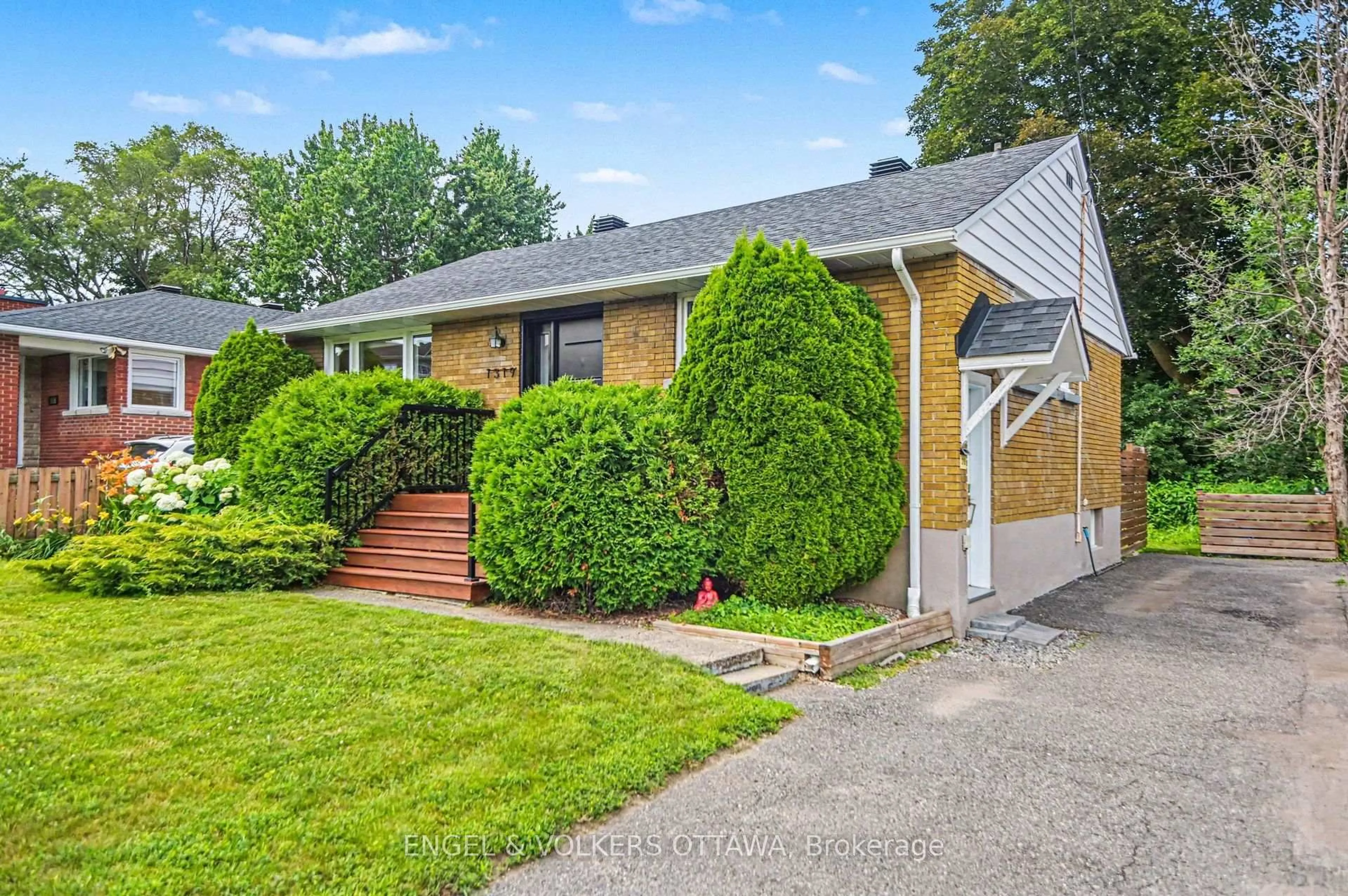 Home with vinyl exterior material, street for 1319 Kingston Ave, Ottawa Ontario K1Z 8K9