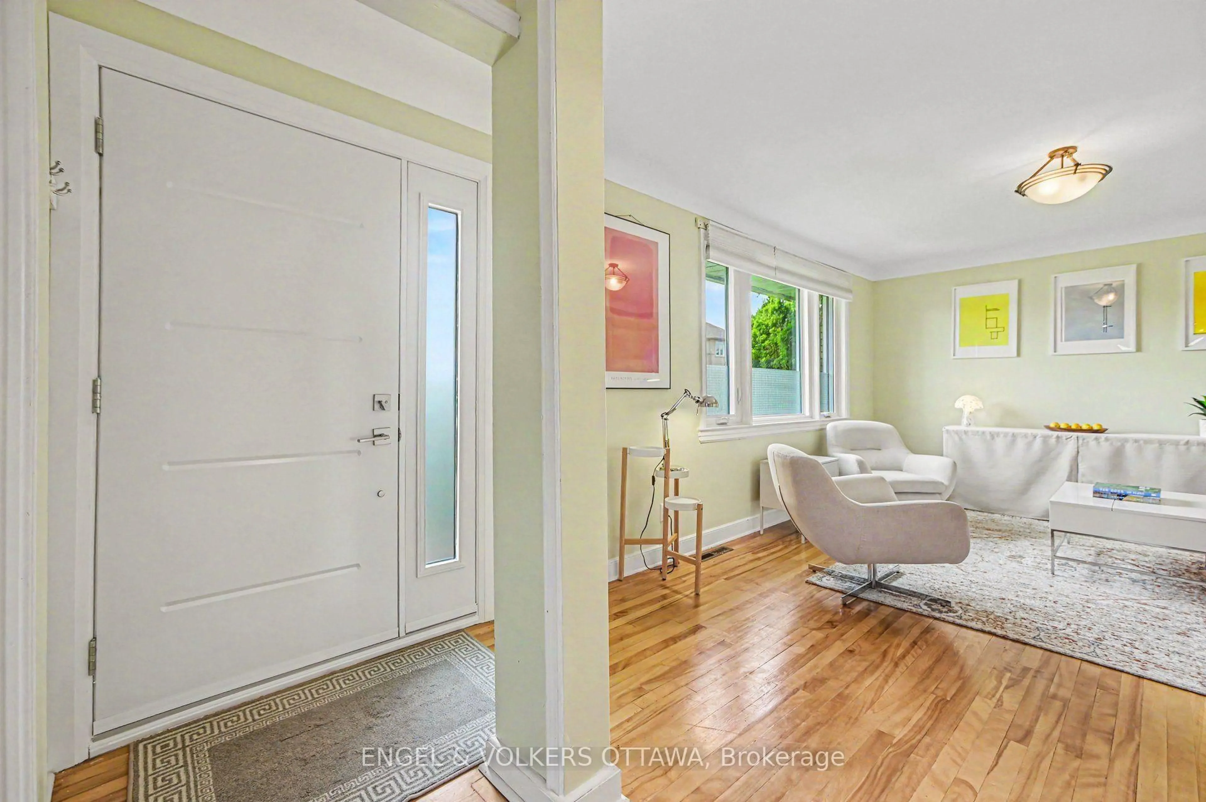 Indoor entryway for 1319 Kingston Ave, Ottawa Ontario K1Z 8K9