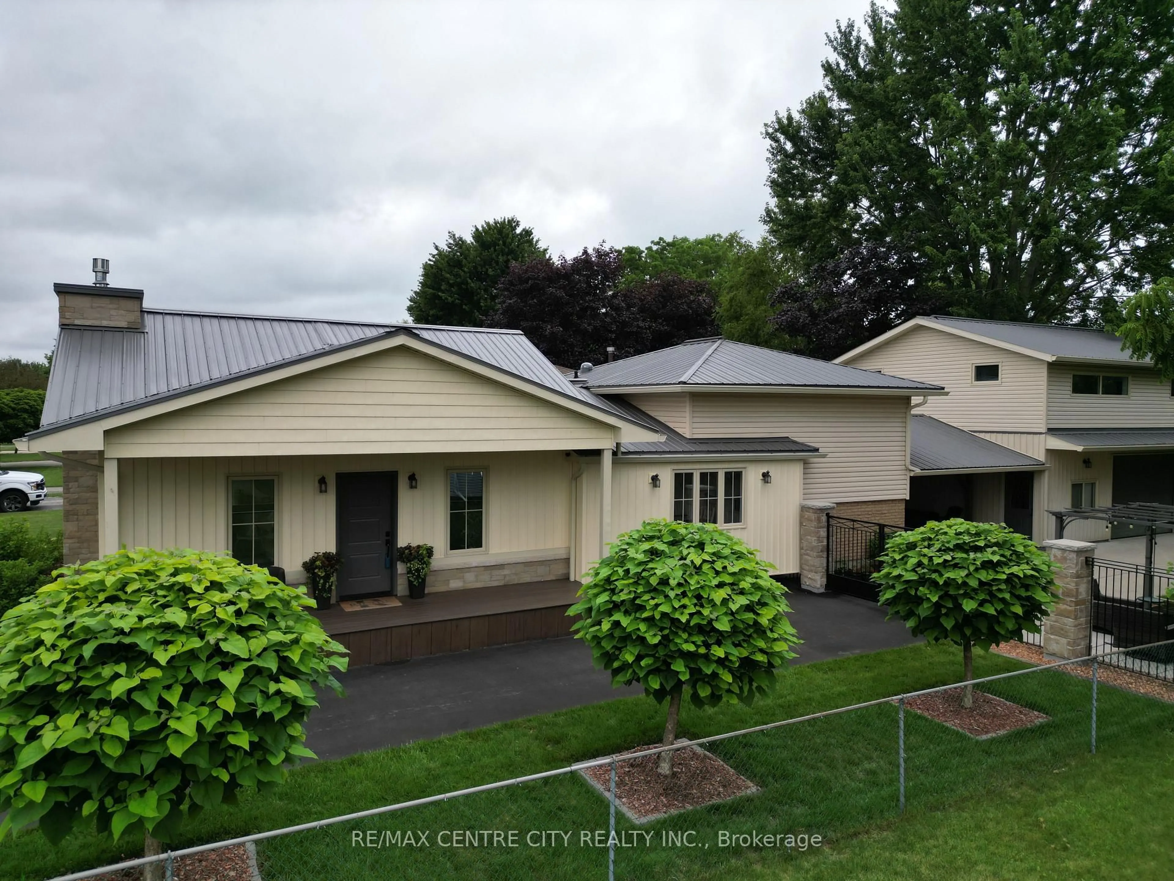 A pic from outside/outdoor area/front of a property/back of a property/a pic from drone, unknown for 174 Ridge St, Dutton/Dunwich Ontario N0L 1J0
