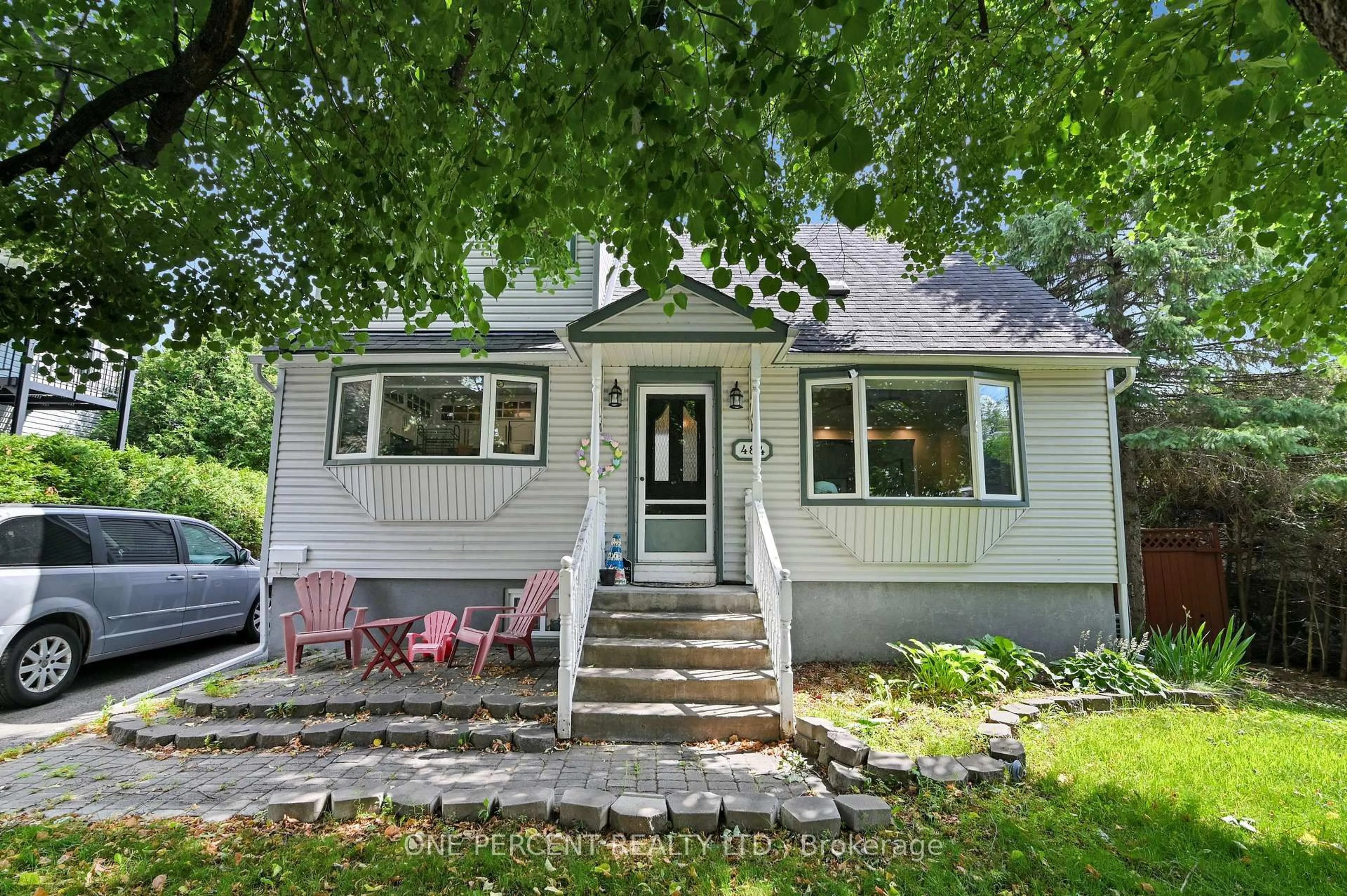 Home with vinyl exterior material, street for 484 Mutual St, Ottawa Ontario K1K 1C8