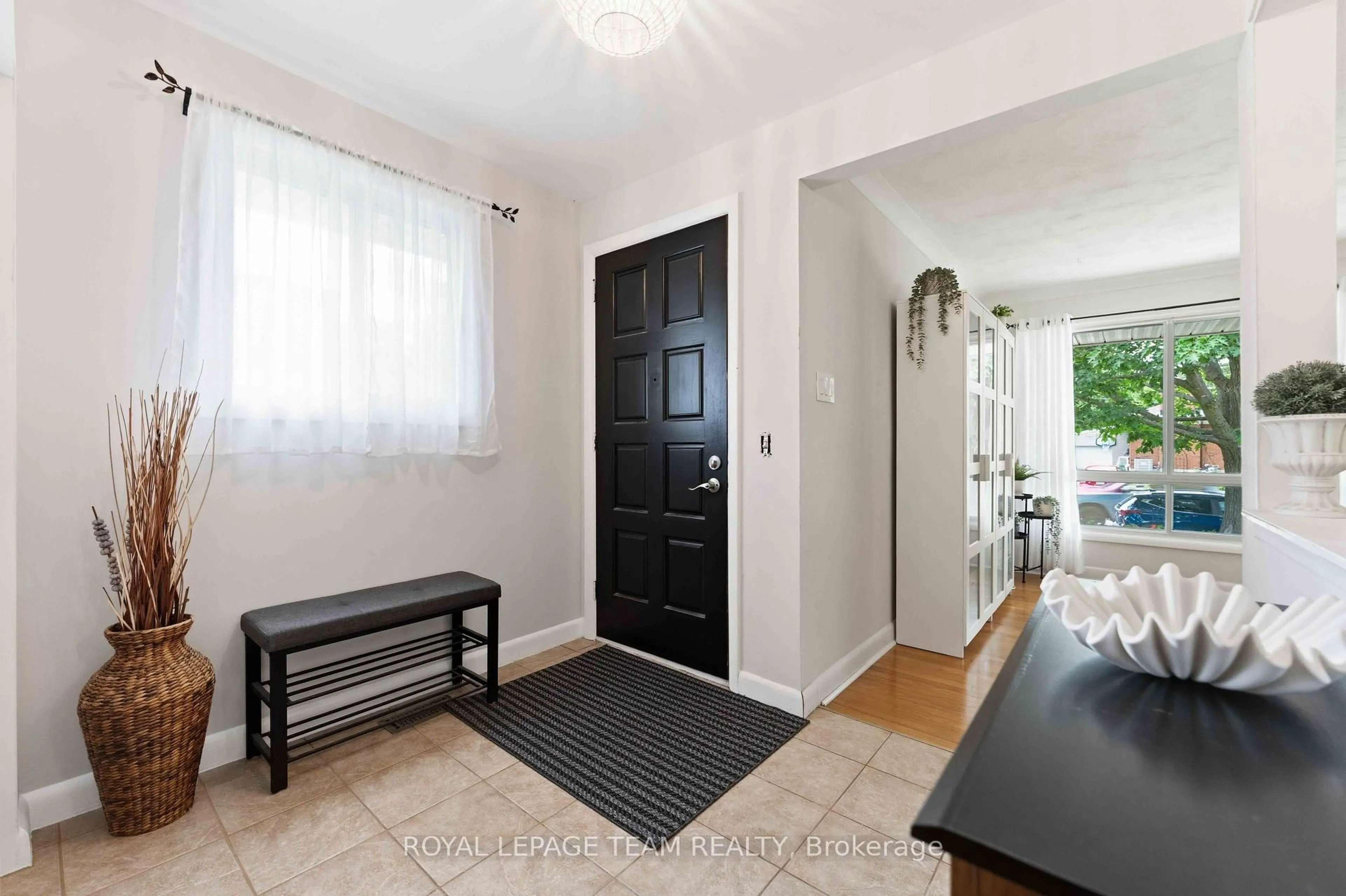 Indoor entryway for 1155 Agincourt Rd, Ottawa Ontario K2C 2H8