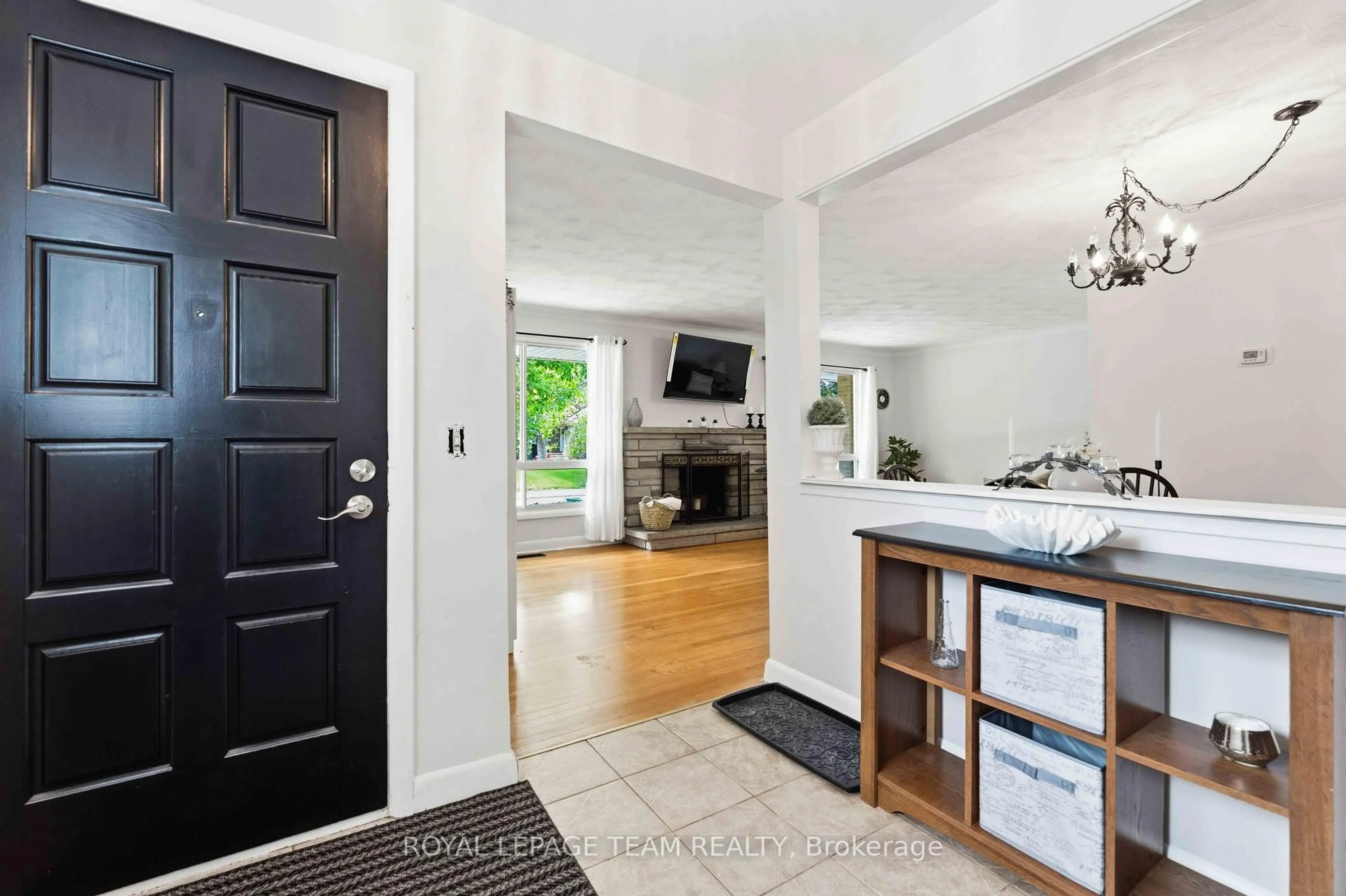 Indoor entryway for 1155 Agincourt Rd, Ottawa Ontario K2C 2H8