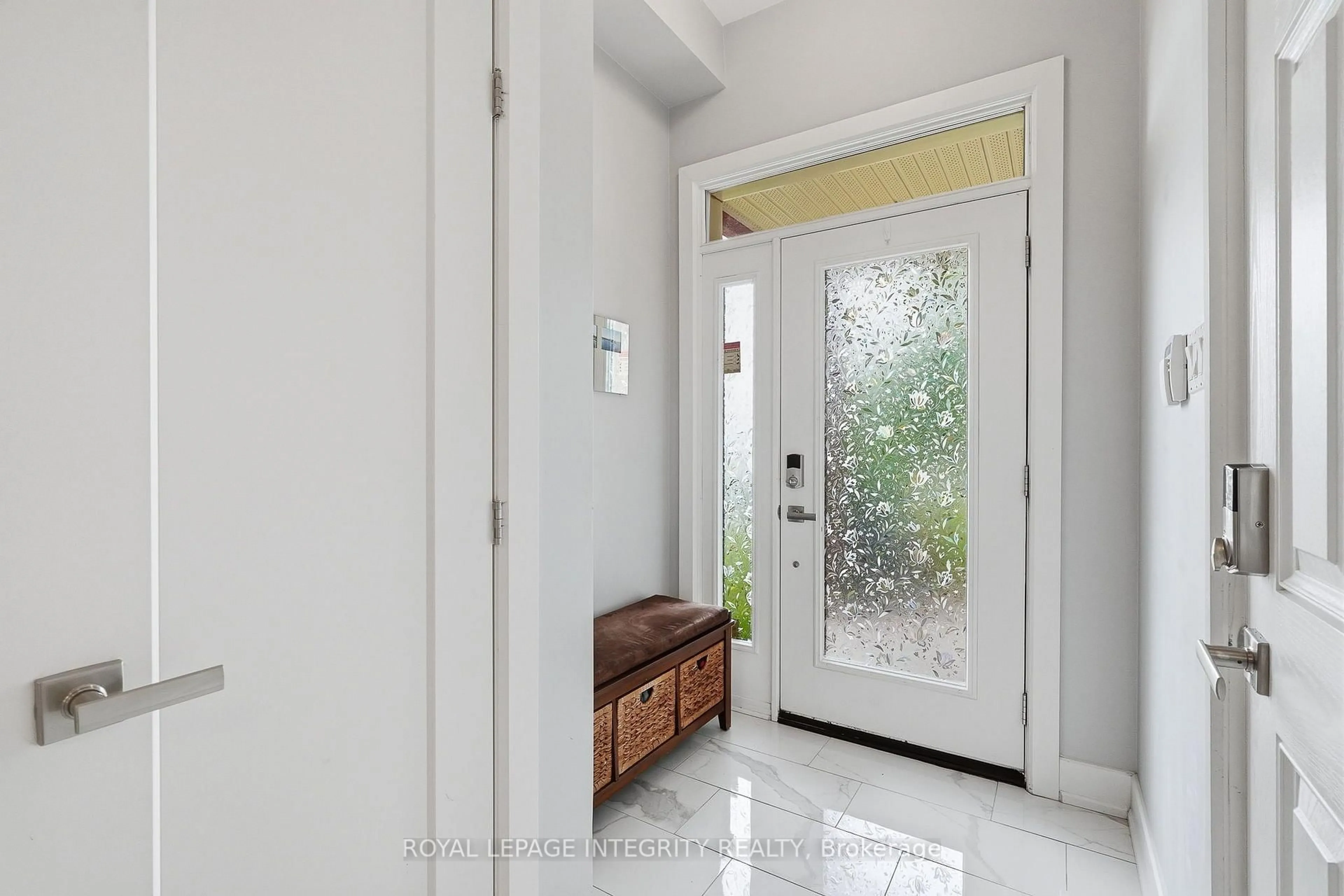 Indoor entryway for 120 Kestrel St, Ottawa Ontario K1T 0P8