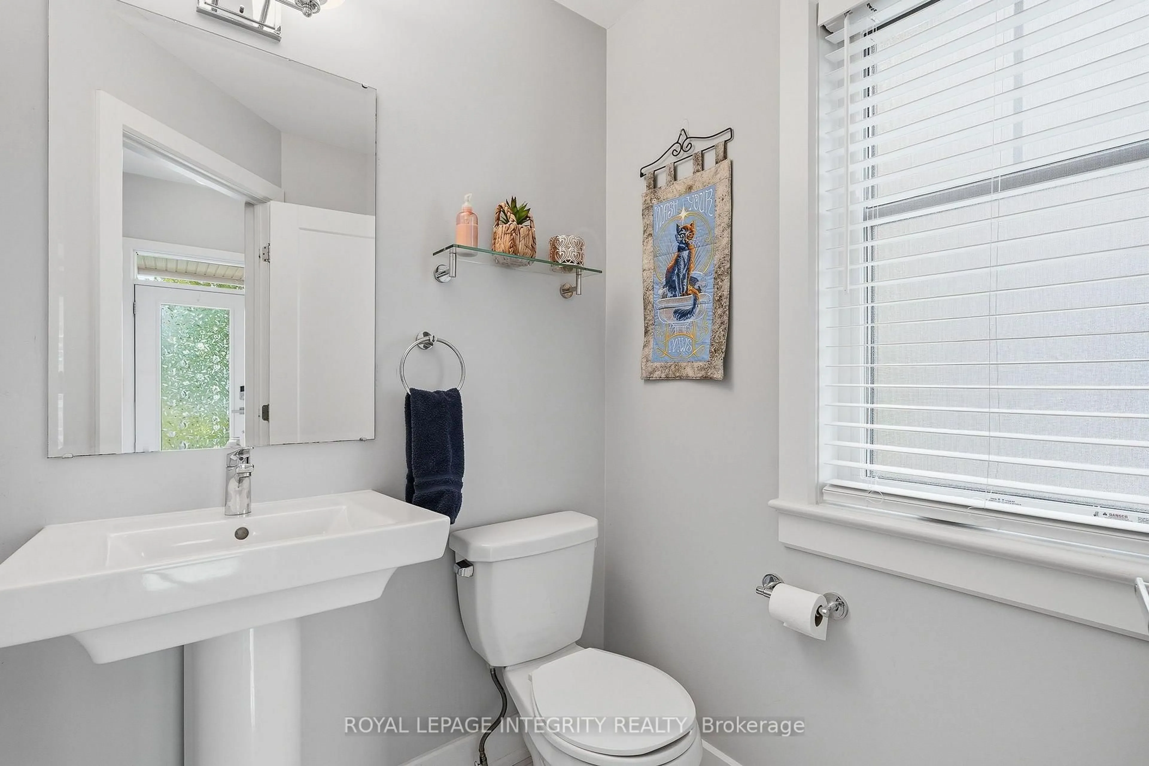Standard bathroom, ceramic/tile floor for 120 Kestrel St, Ottawa Ontario K1T 0P8
