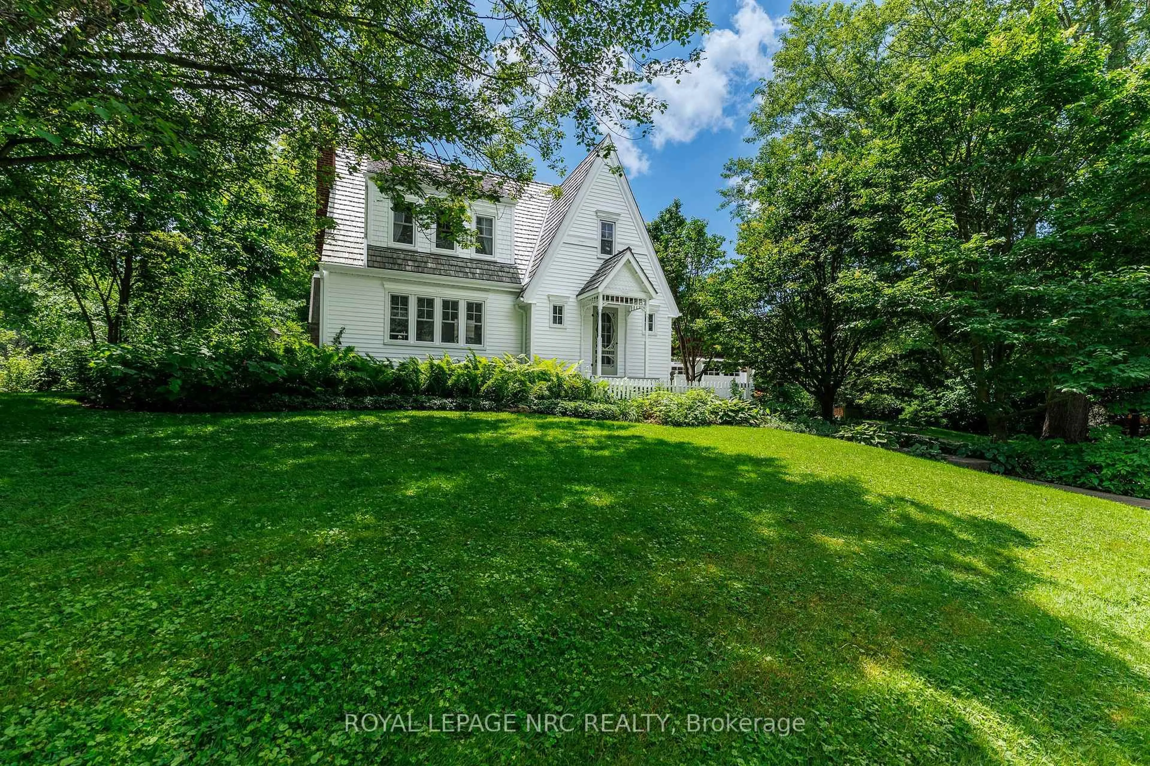 A pic from outside/outdoor area/front of a property/back of a property/a pic from drone, unknown for 508 Welland Rd, Pelham Ontario L0S 1C0