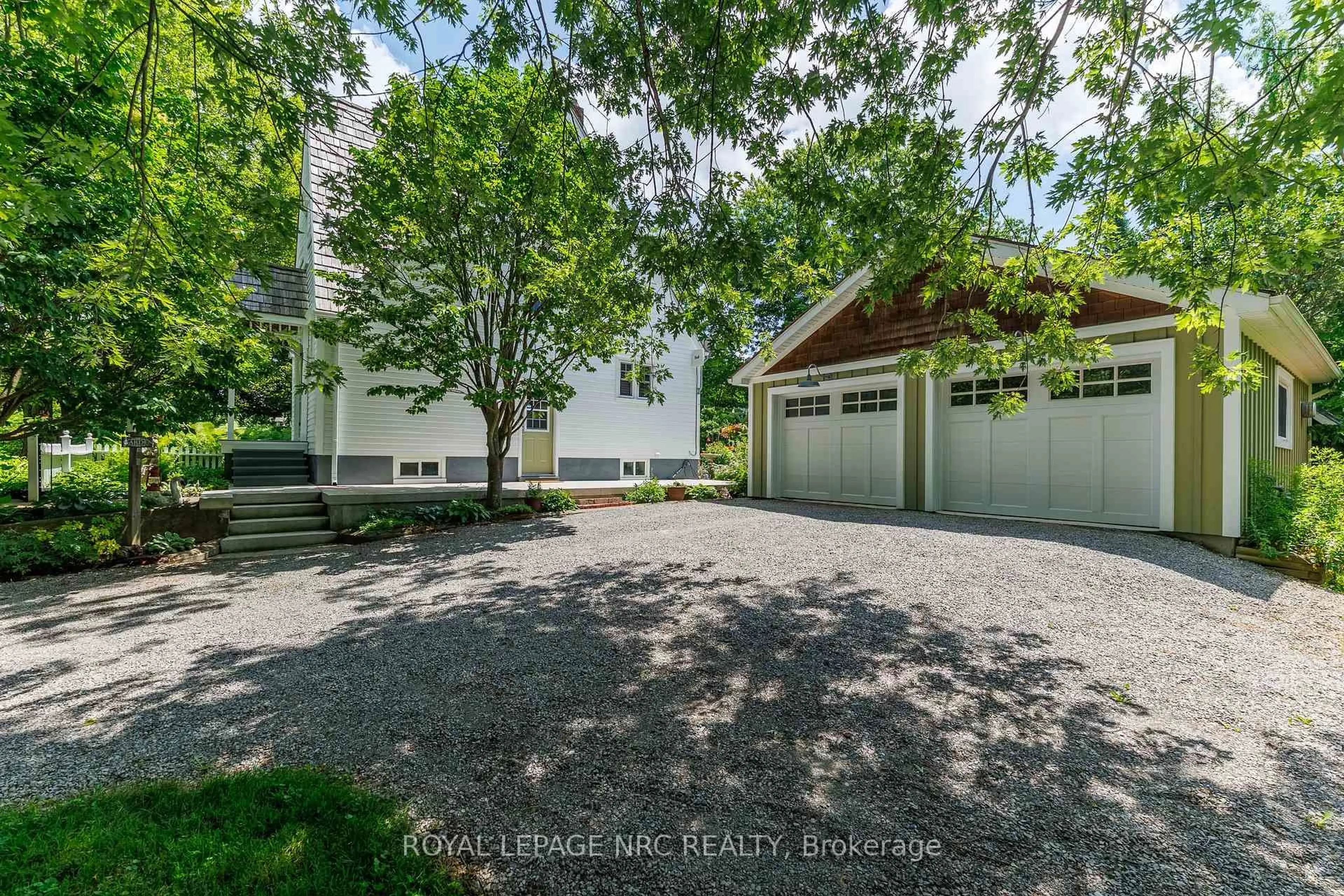 A pic from outside/outdoor area/front of a property/back of a property/a pic from drone, street for 508 Welland Rd, Pelham Ontario L0S 1C0