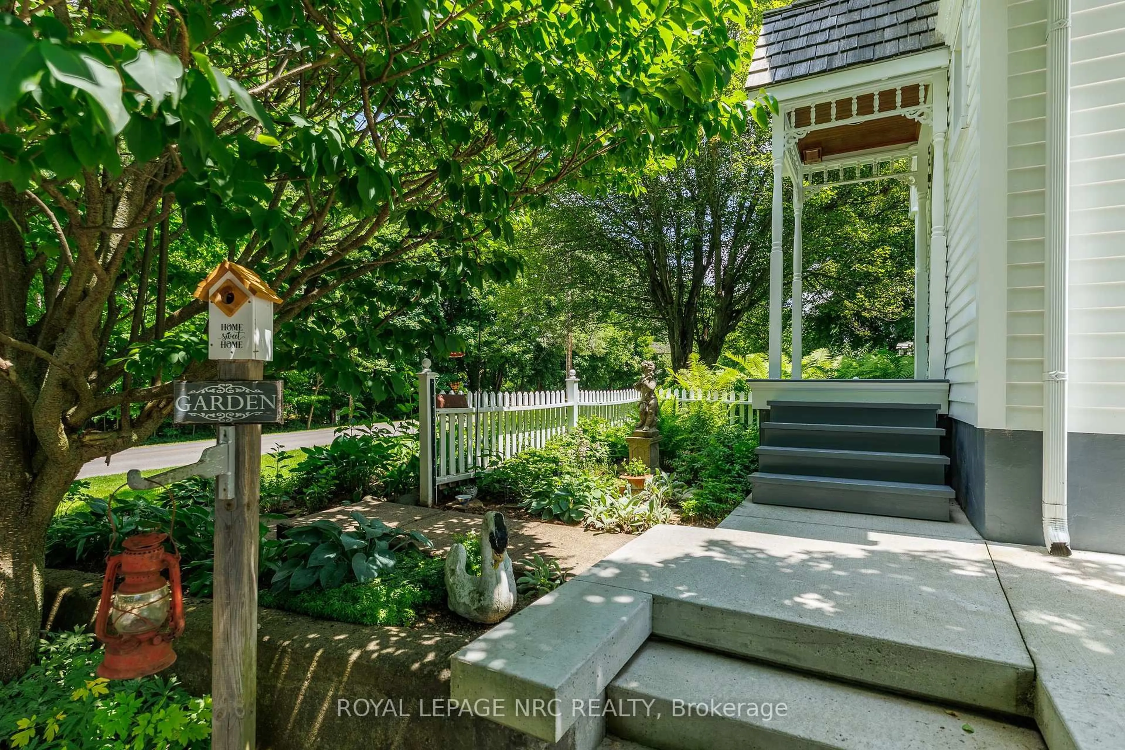 Indoor entryway for 508 Welland Rd, Pelham Ontario L0S 1C0