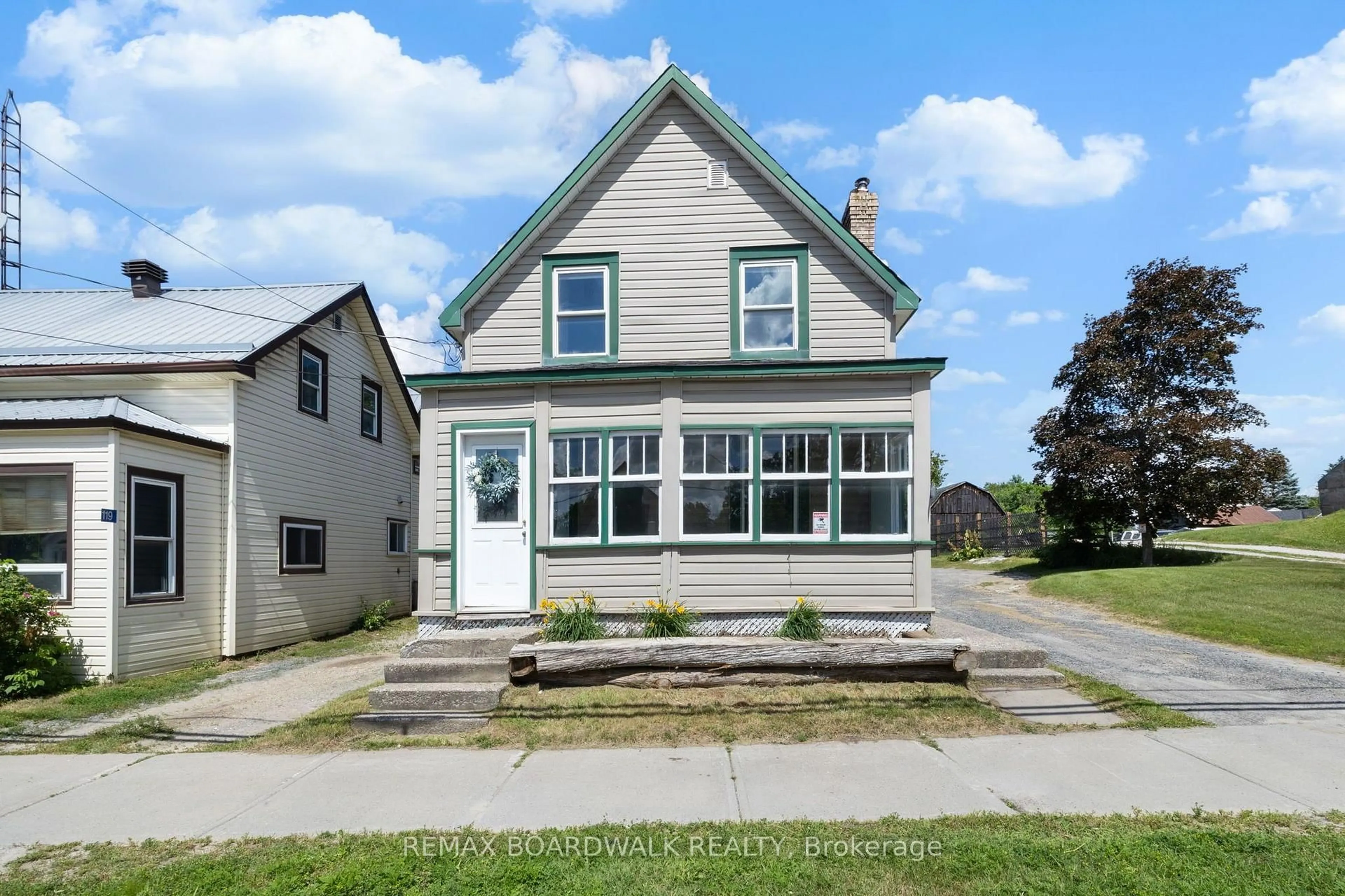 Home with vinyl exterior material, street for 117 George St, Lanark Ontario K0G 1K0