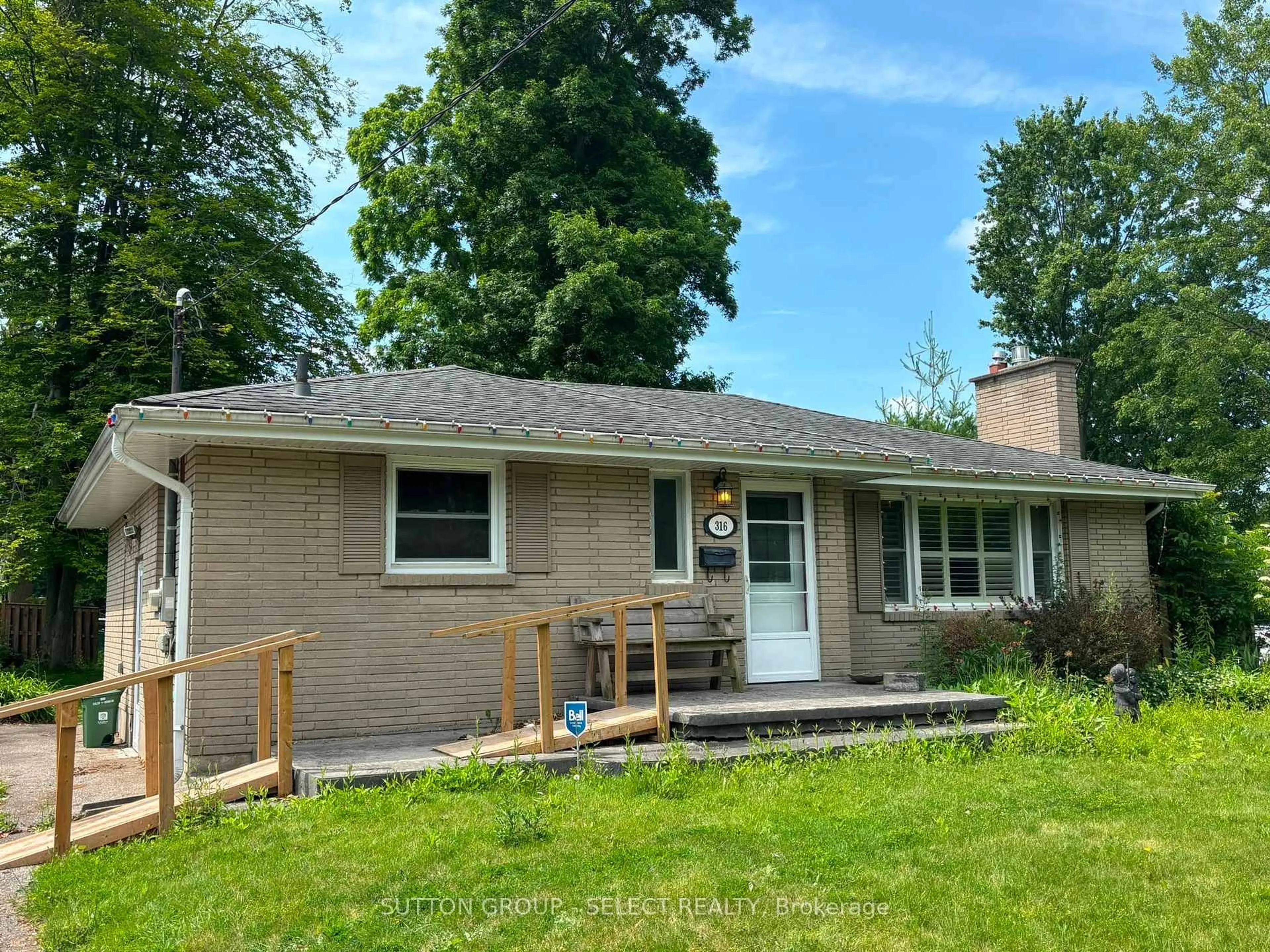 Home with vinyl exterior material, street for 316 RIDGEWOOD Cres, London South Ontario N6J 3G6