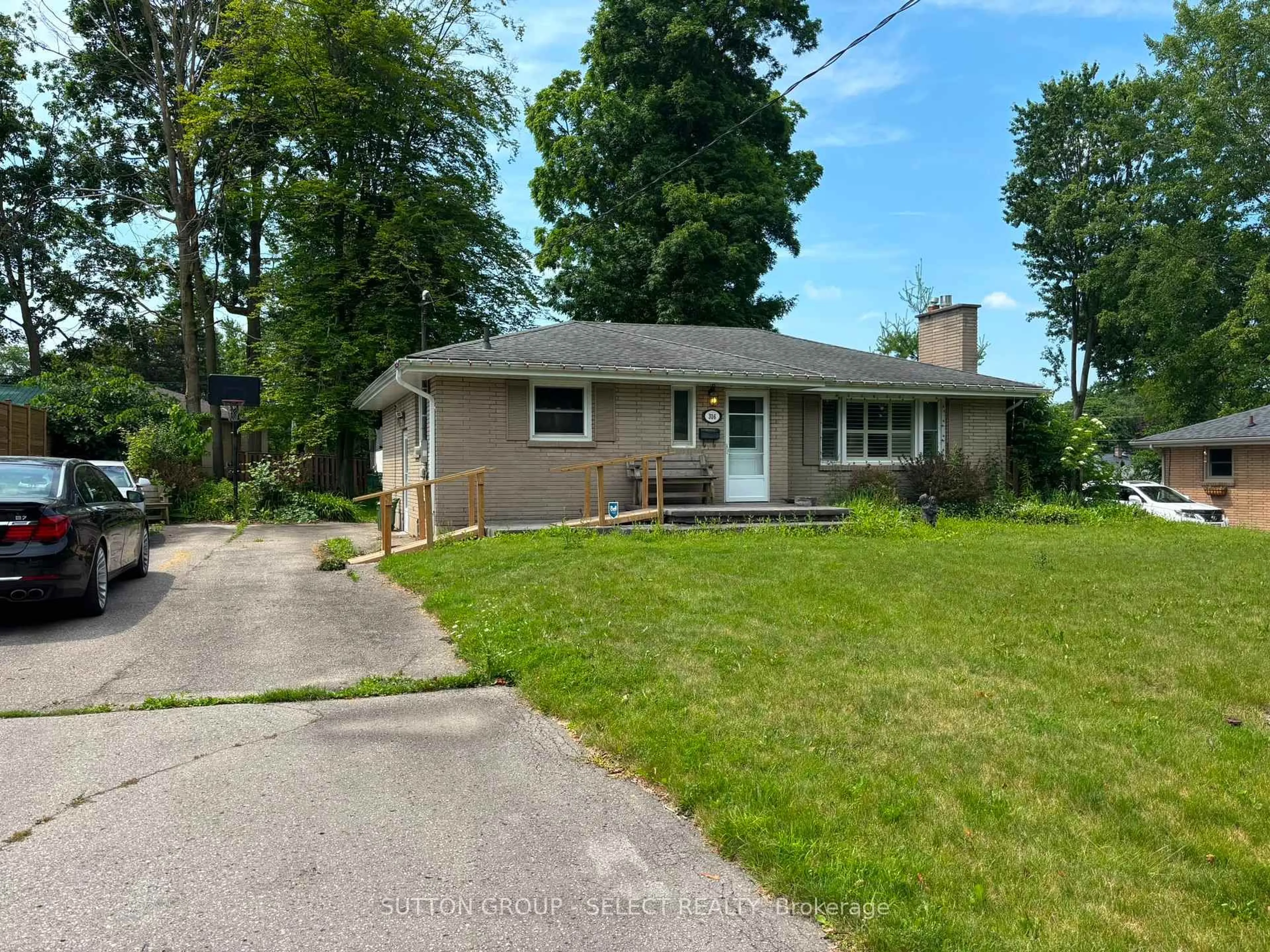 A pic from outside/outdoor area/front of a property/back of a property/a pic from drone, street for 316 RIDGEWOOD Cres, London South Ontario N6J 3G6