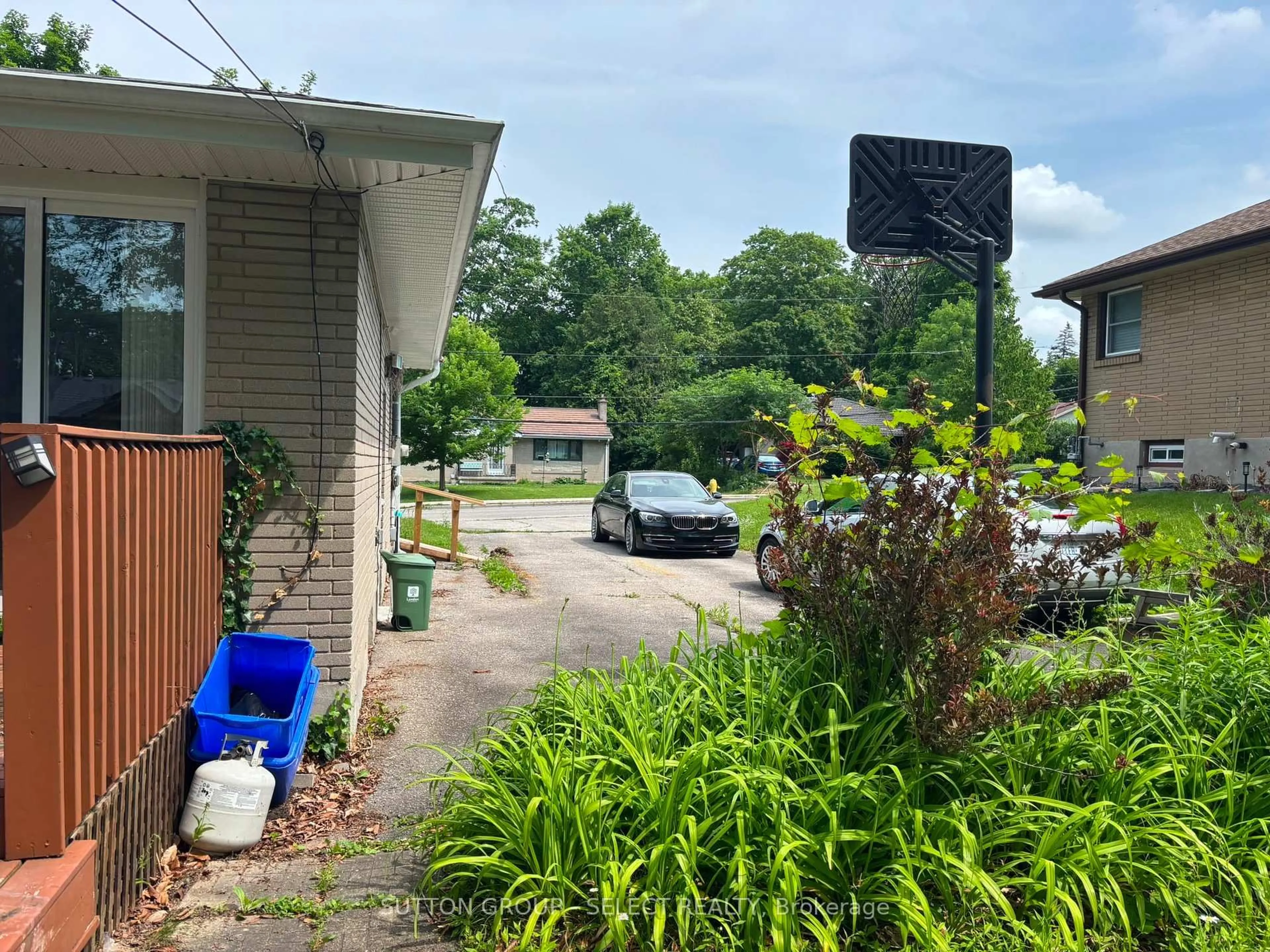 A pic from outside/outdoor area/front of a property/back of a property/a pic from drone, street for 316 RIDGEWOOD Cres, London South Ontario N6J 3G6