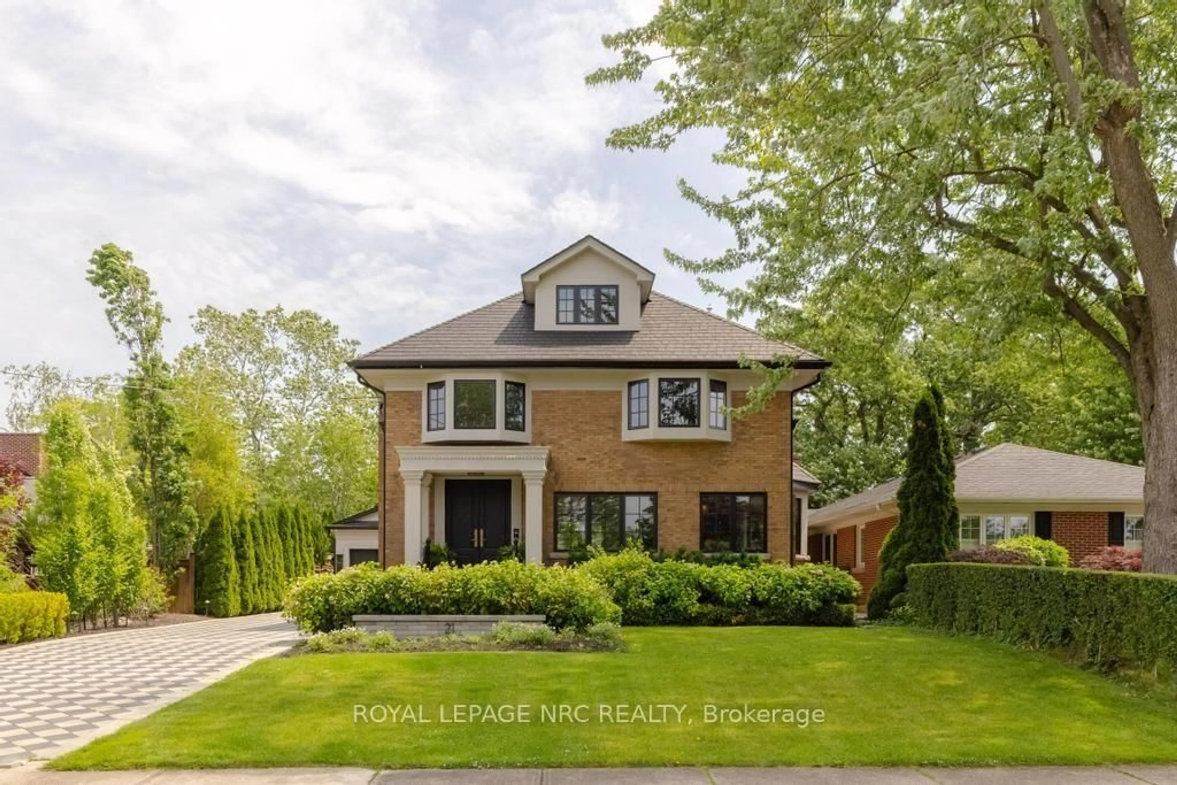 Home with brick exterior material, street for 21 Hillcrest Ave, St. Catharines Ontario L2R 4Y2