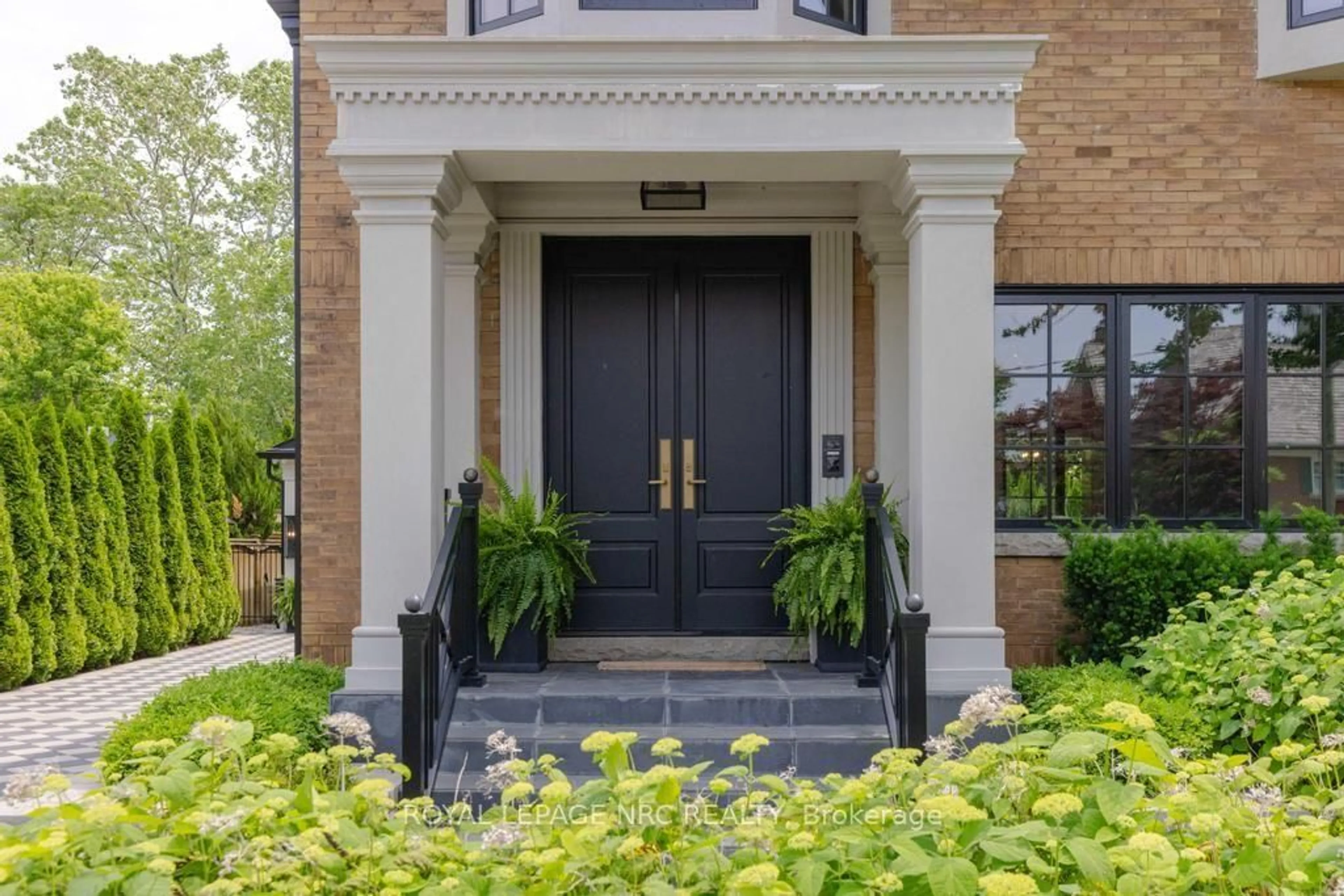 Indoor entryway for 21 Hillcrest Ave, St. Catharines Ontario L2R 4Y2