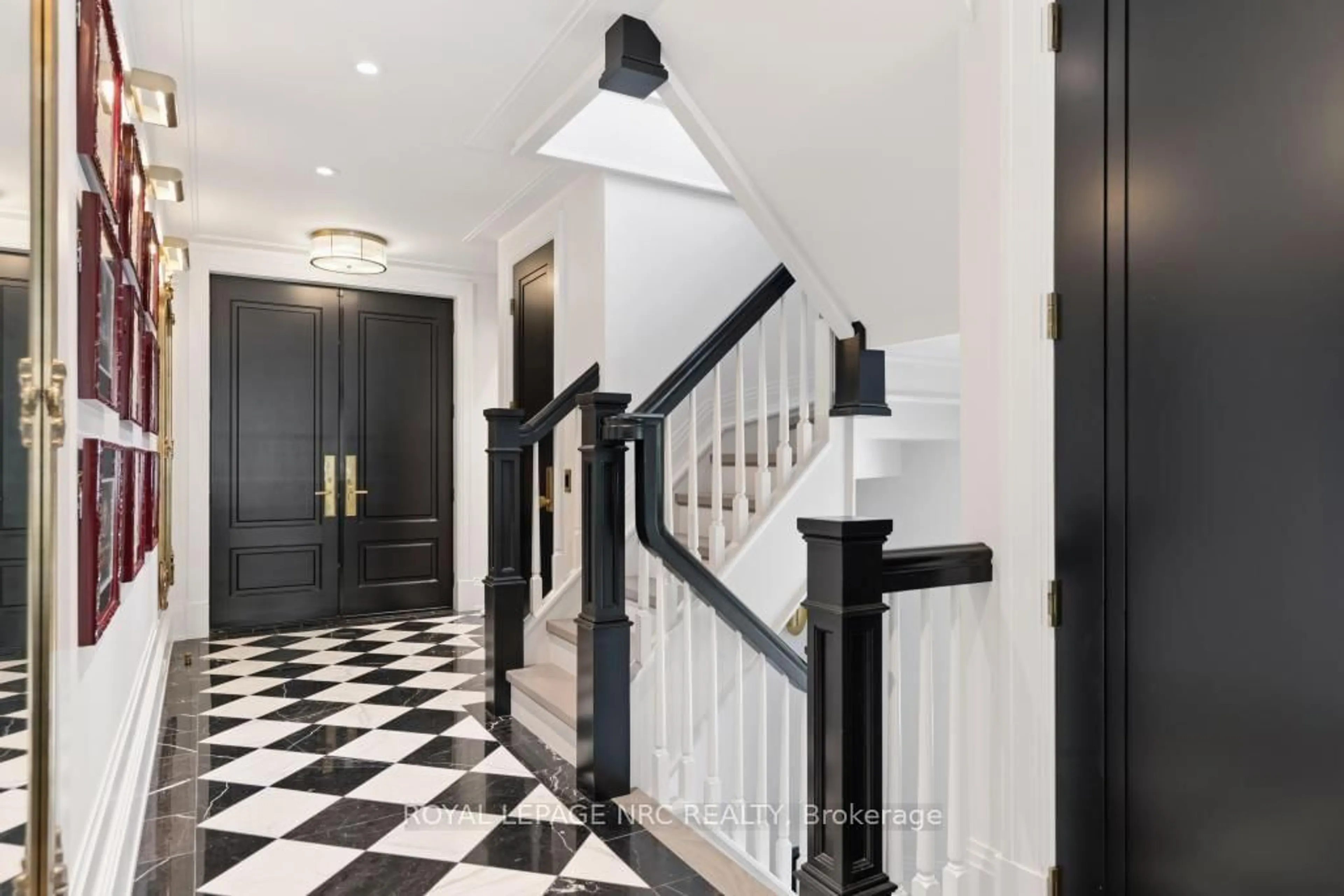 Indoor foyer for 21 Hillcrest Ave, St. Catharines Ontario L2R 4Y2