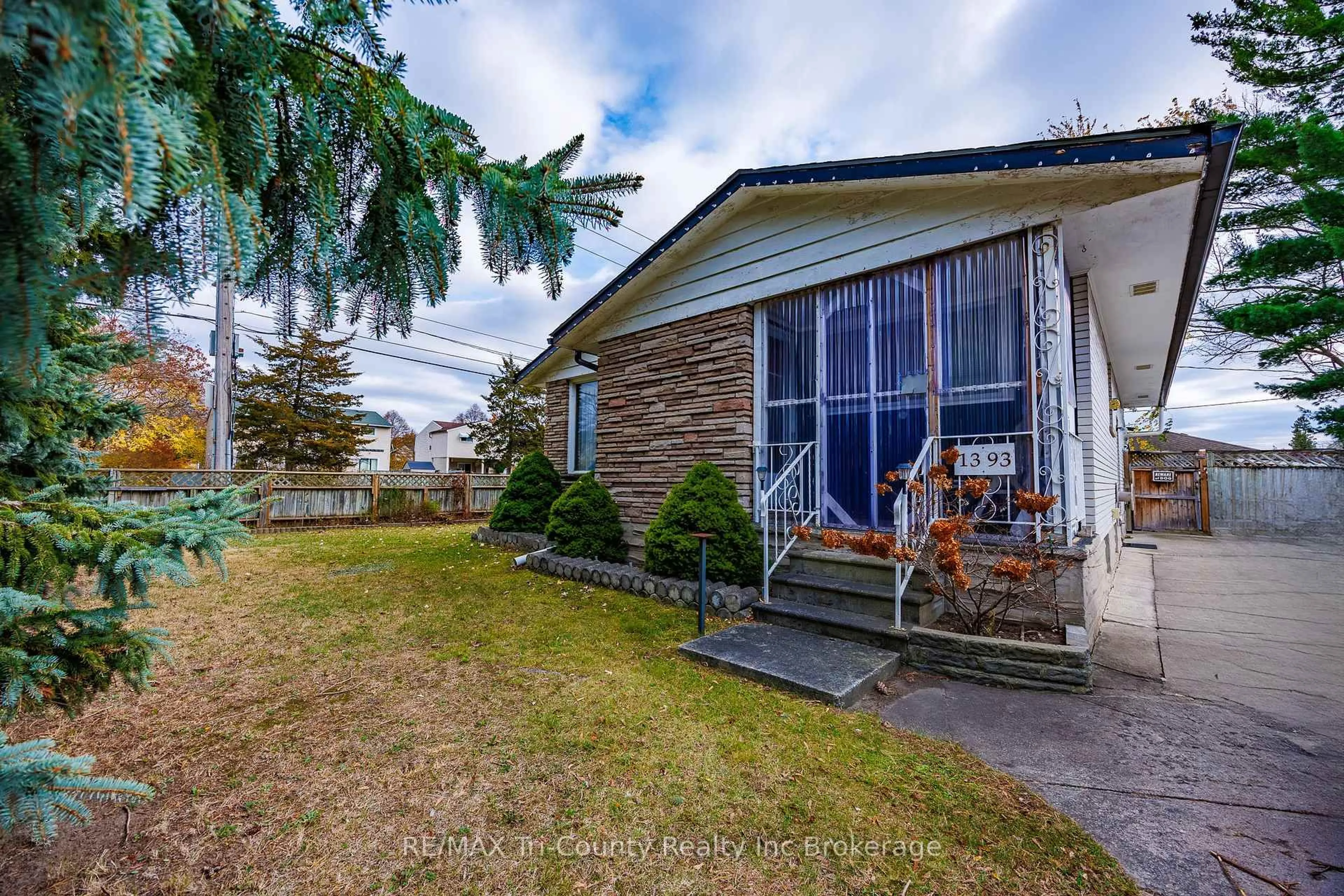 A pic from outside/outdoor area/front of a property/back of a property/a pic from drone, street for 1393 Thorman Dr, Cambridge Ontario N3H 1A1