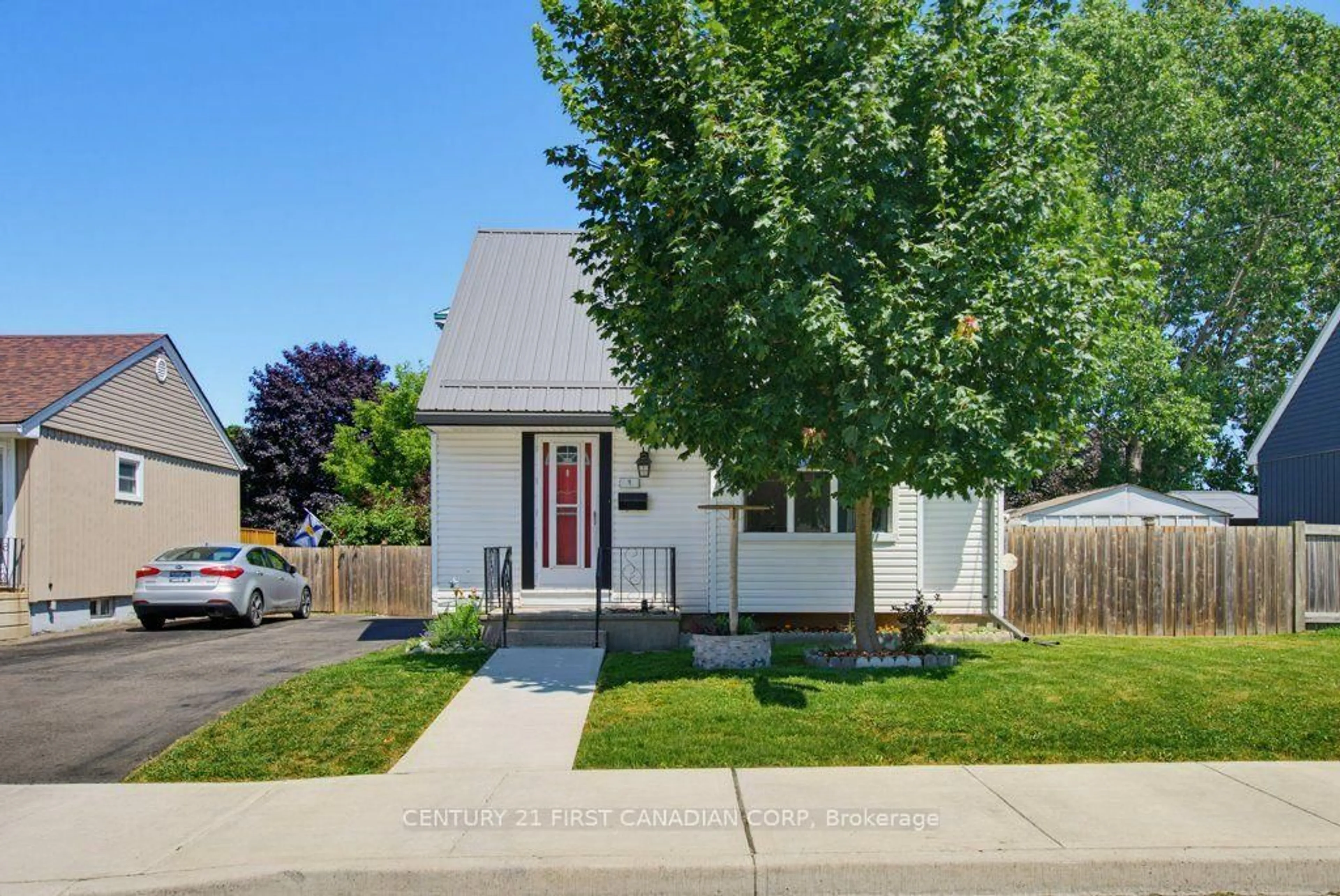 Home with vinyl exterior material, street for 3 Parkside Dr, St. Thomas Ontario N5R 3T8