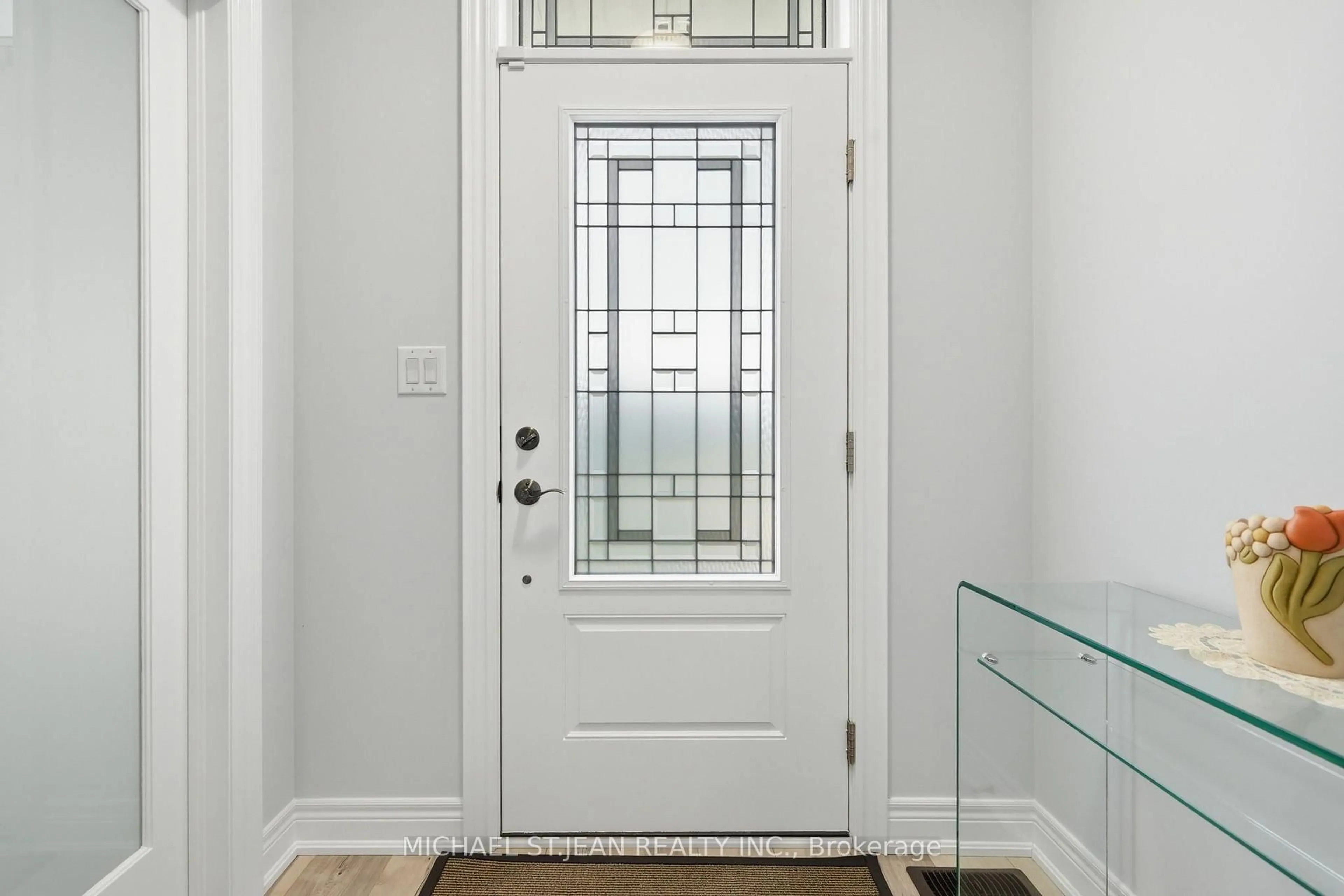 Indoor entryway for 35 Butlers Dr, Fort Erie Ontario L0S 1N0