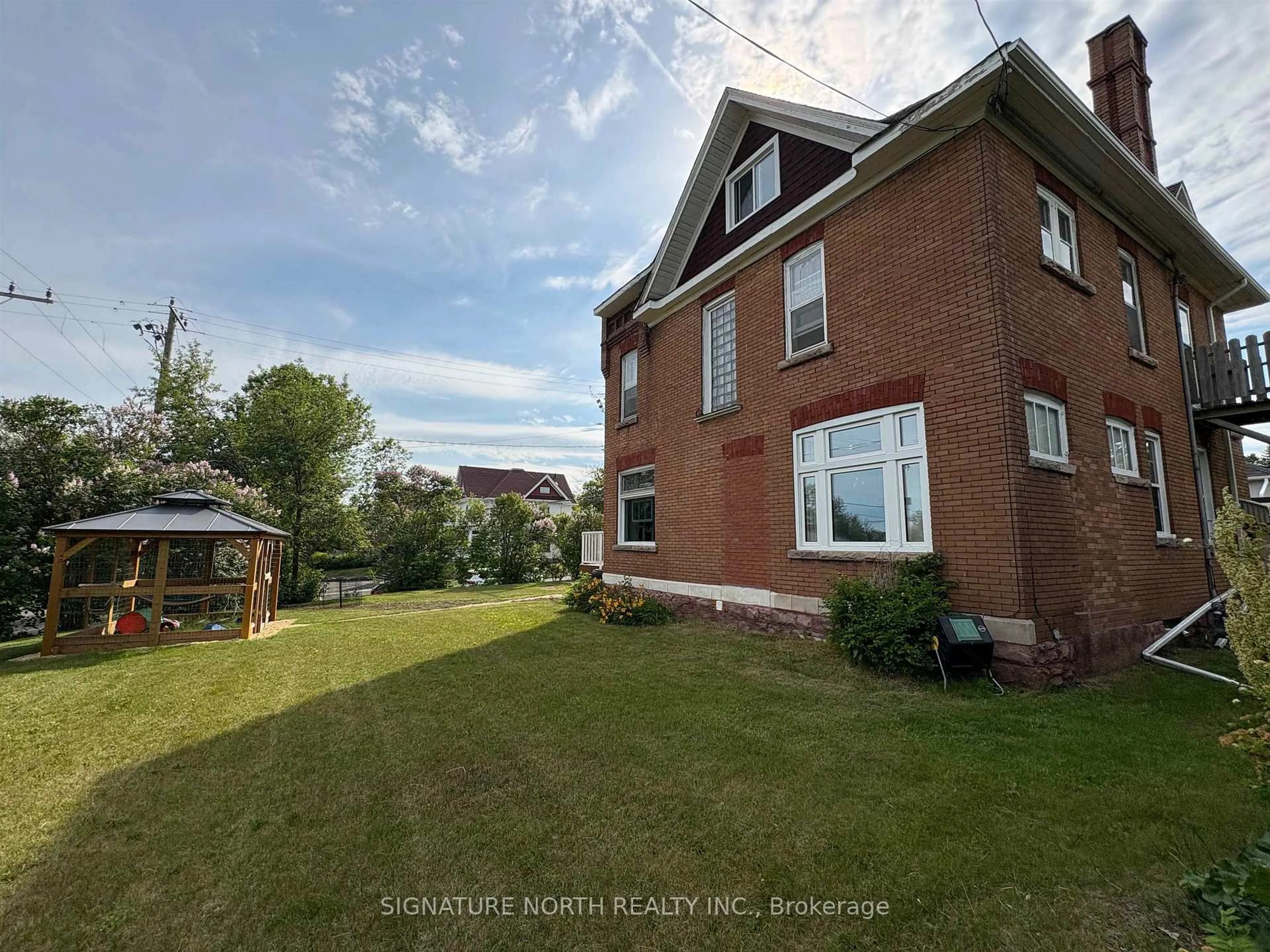 A pic from outside/outdoor area/front of a property/back of a property/a pic from drone, building for 288 Harrington Ave, Thunder Bay Ontario P7A 3T4