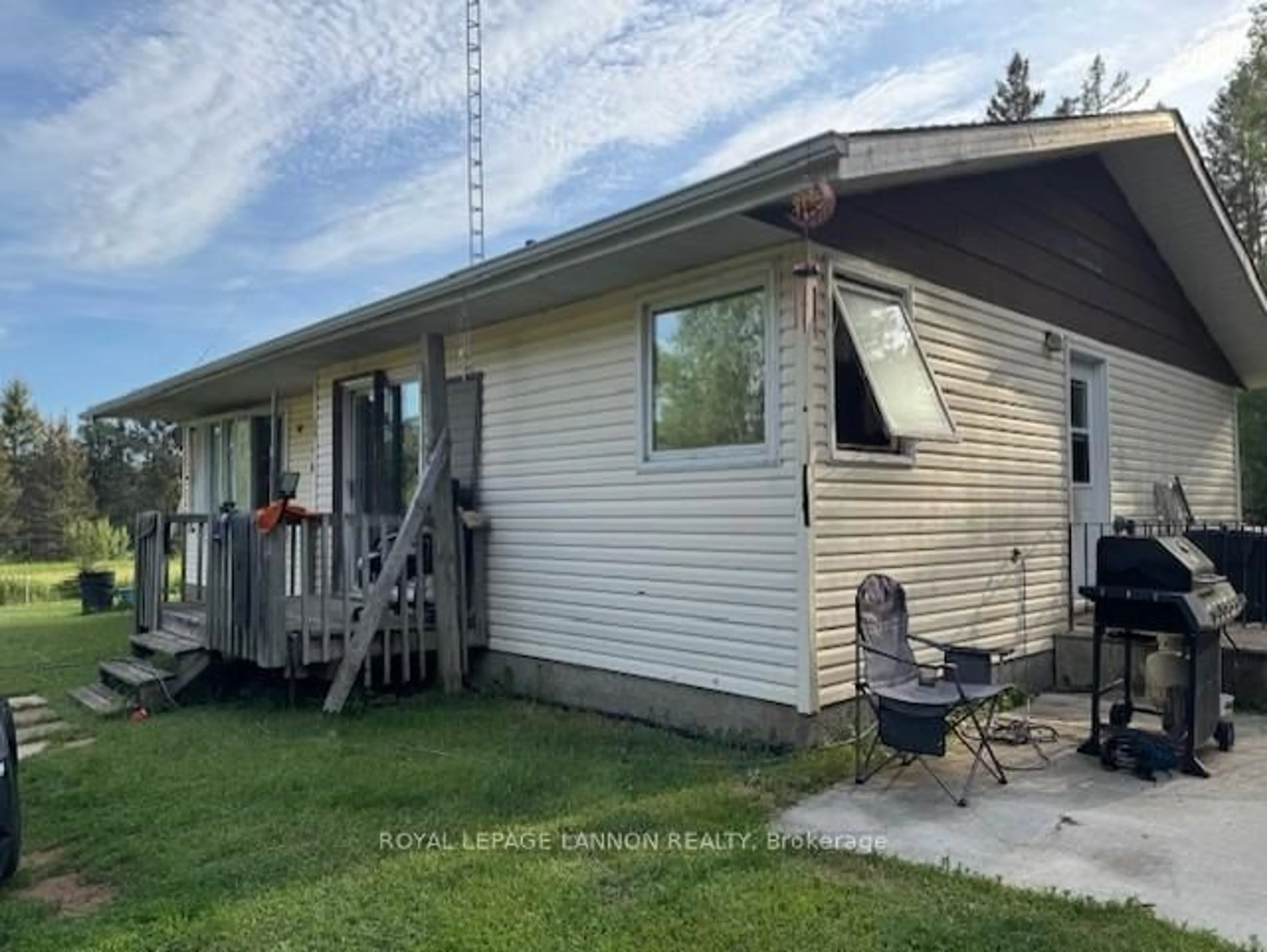 Home with vinyl exterior material, unknown for 183 Thompson Rd, Thunder Bay Ontario P7G 1L3