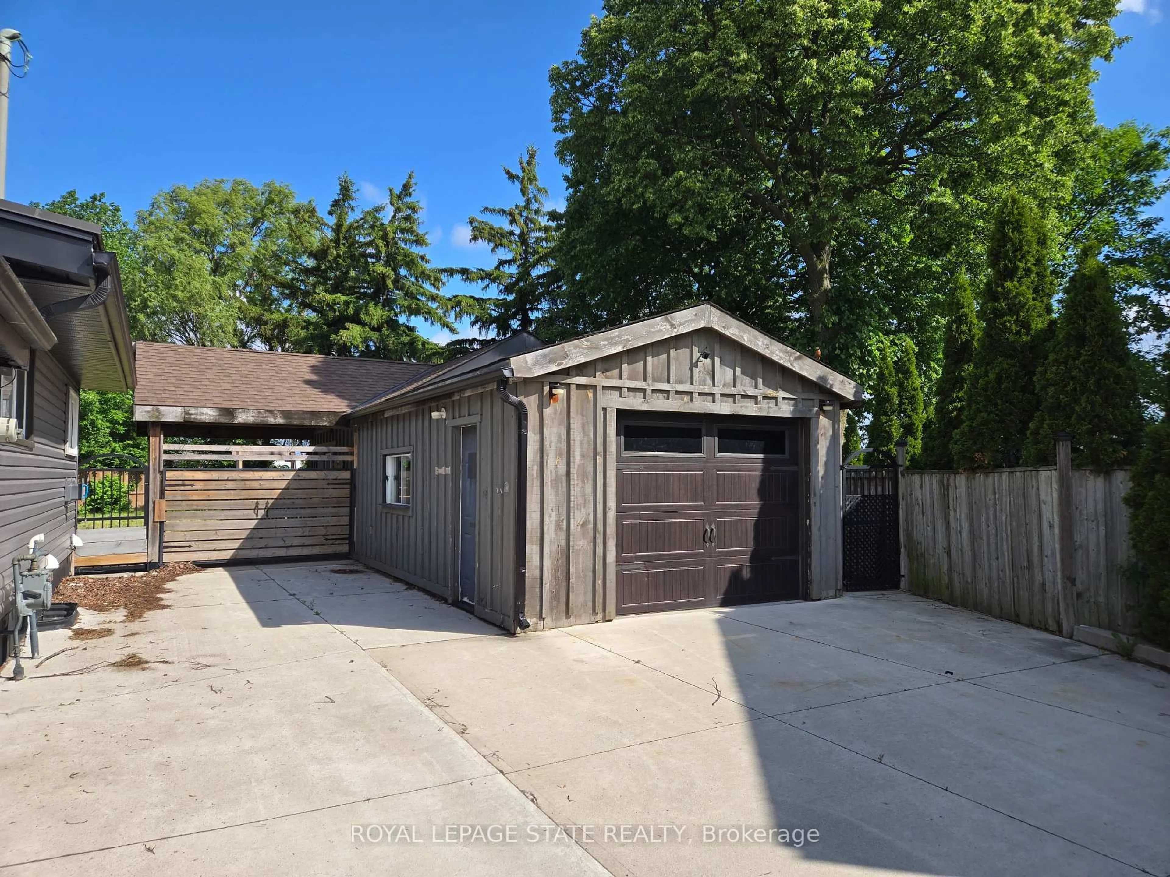 Shed for 17 Carmen Ave, Hamilton Ontario L8V 2H5